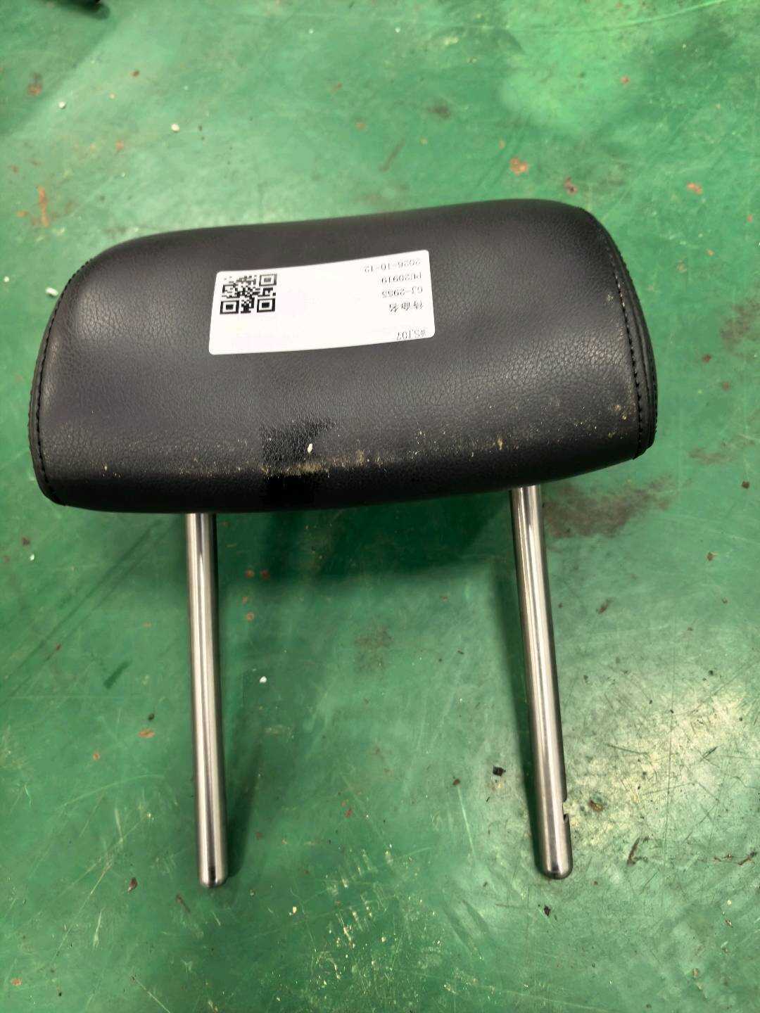 5ND885902A Rear Seat Headrest, Center