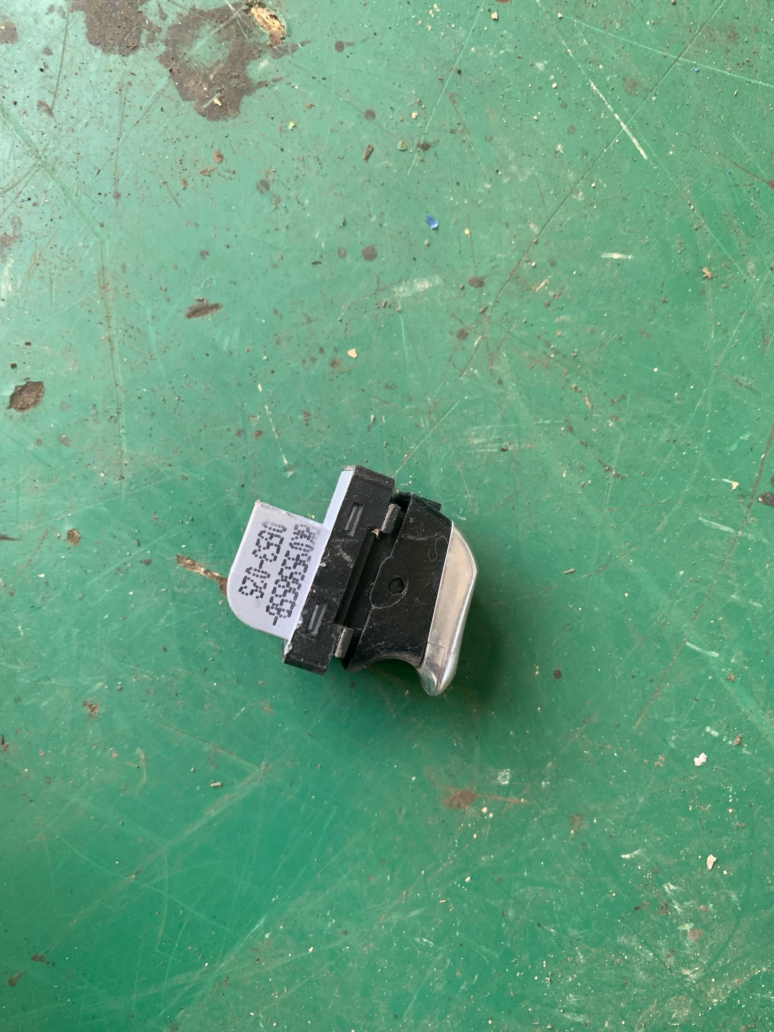 8K0959855B 后门玻璃升降开关（左）