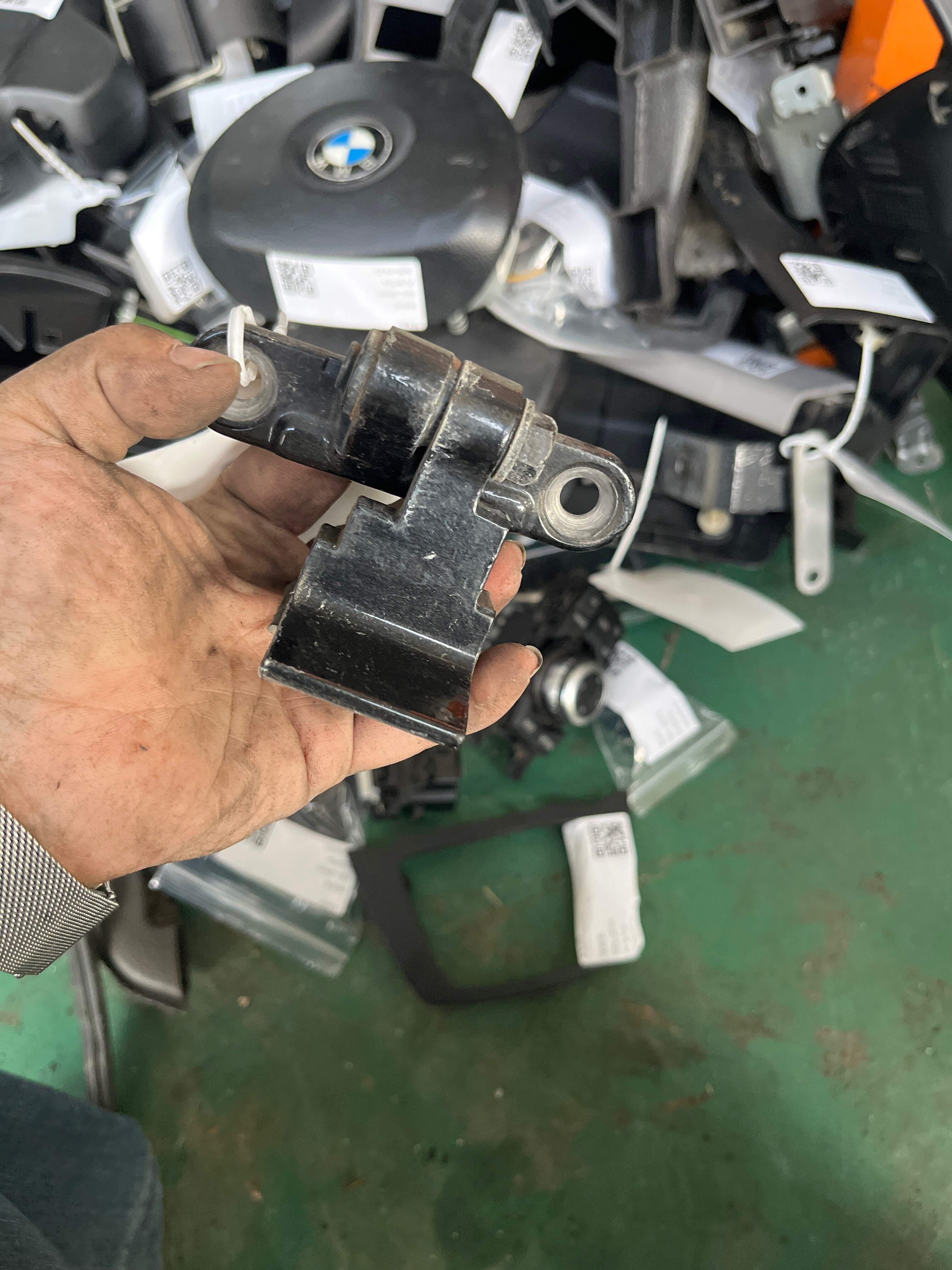 41007228151 Rear Door Hinge (Upper Left)