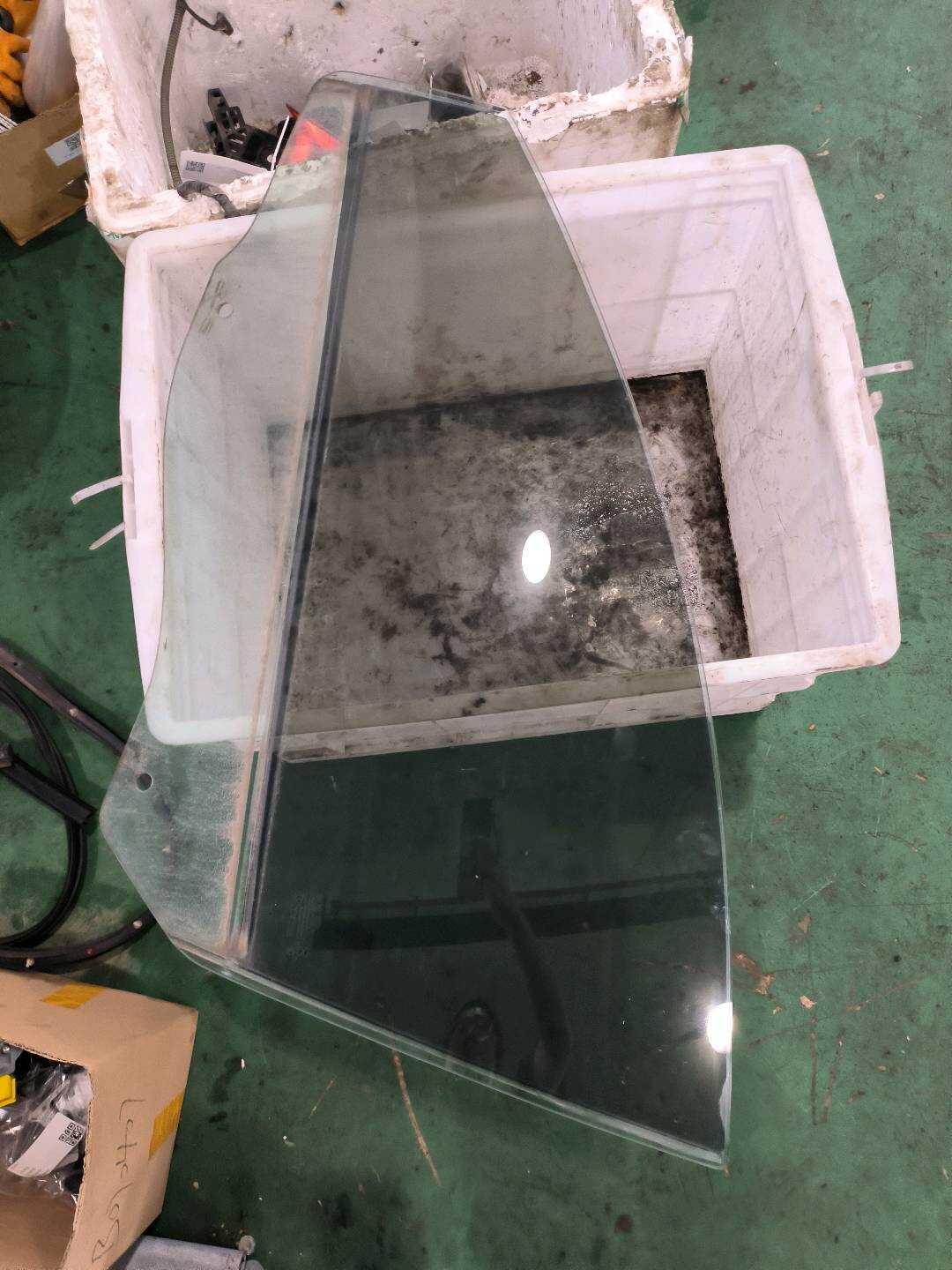 1068002034 左前车门玻璃