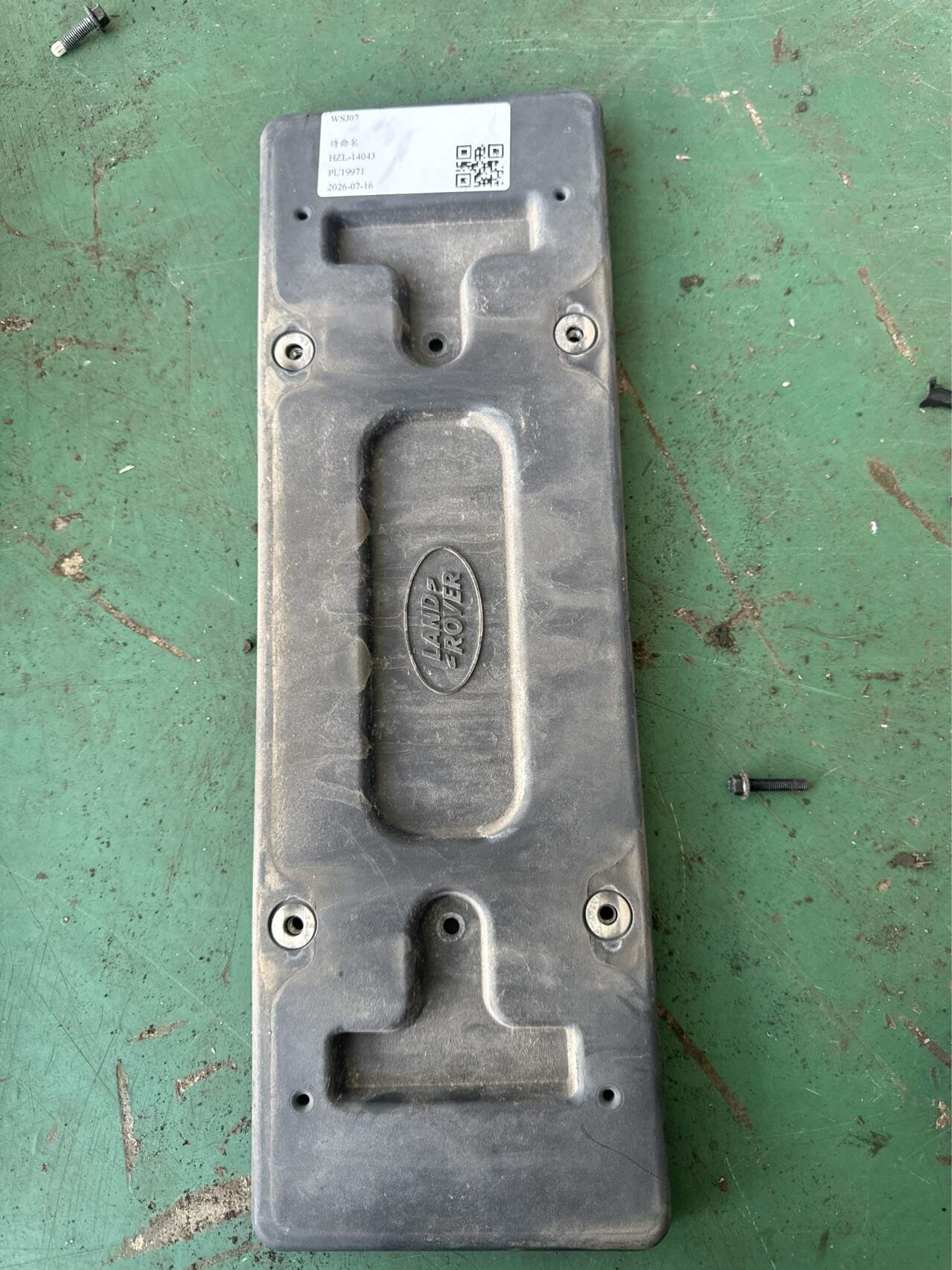 LR048409 Rear License Plate Bracket