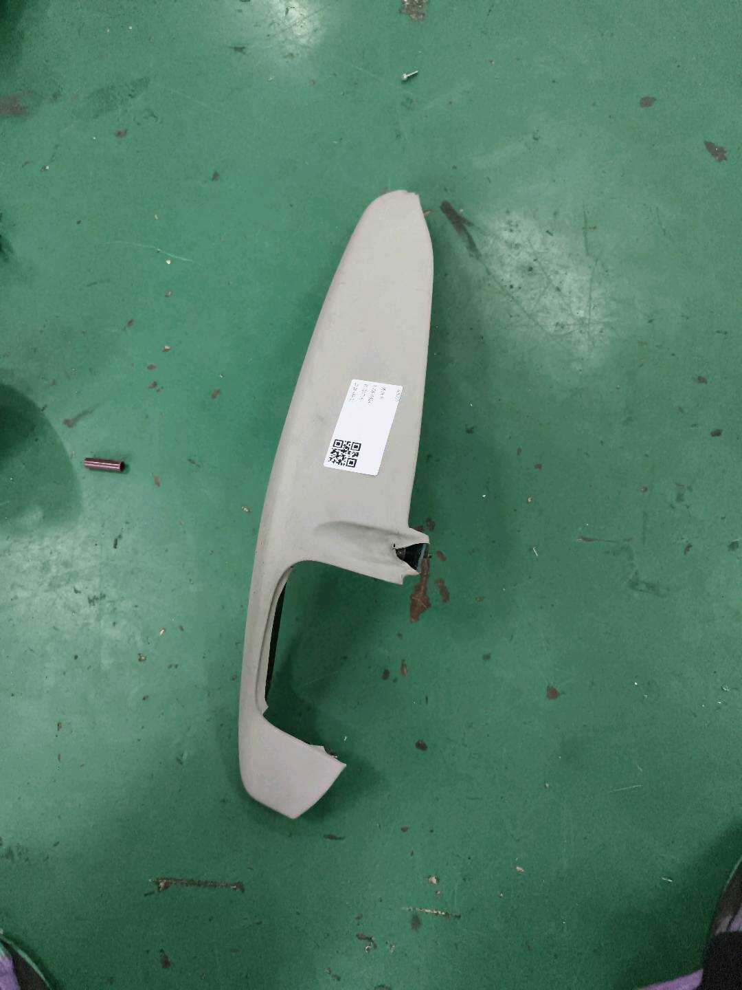 L8R1867174L77 前门扶手(右)