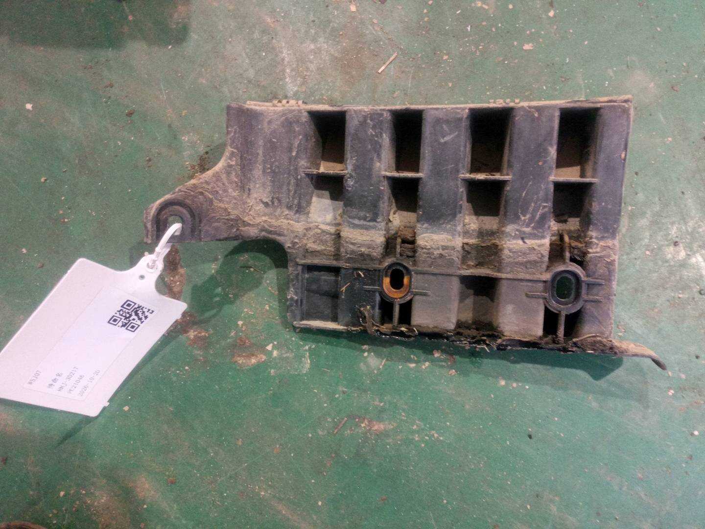 4F5807897B Tail Light Lower Bracket, Left