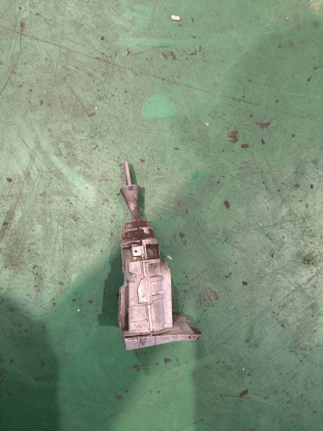 107837167ER 前门锁芯(左)