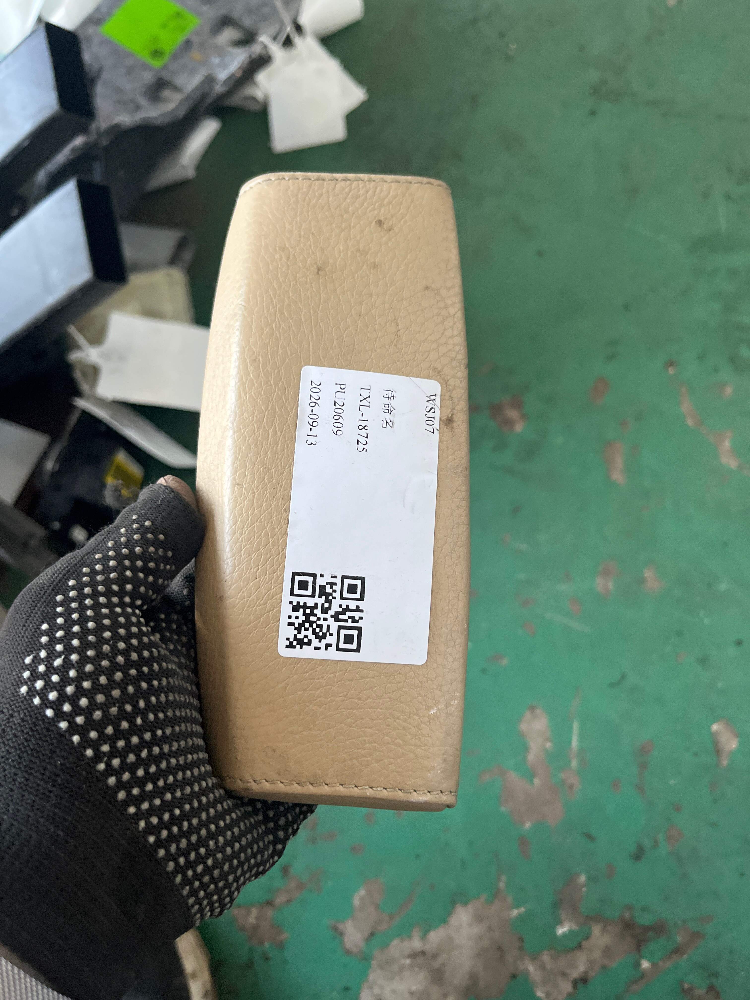 51166985252 中央控制台饰板(后)