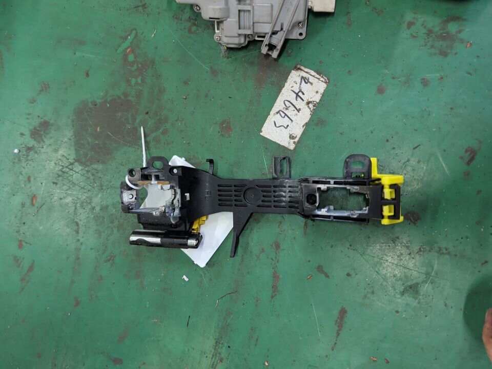 6920248011 前门外拉手固定框（左）