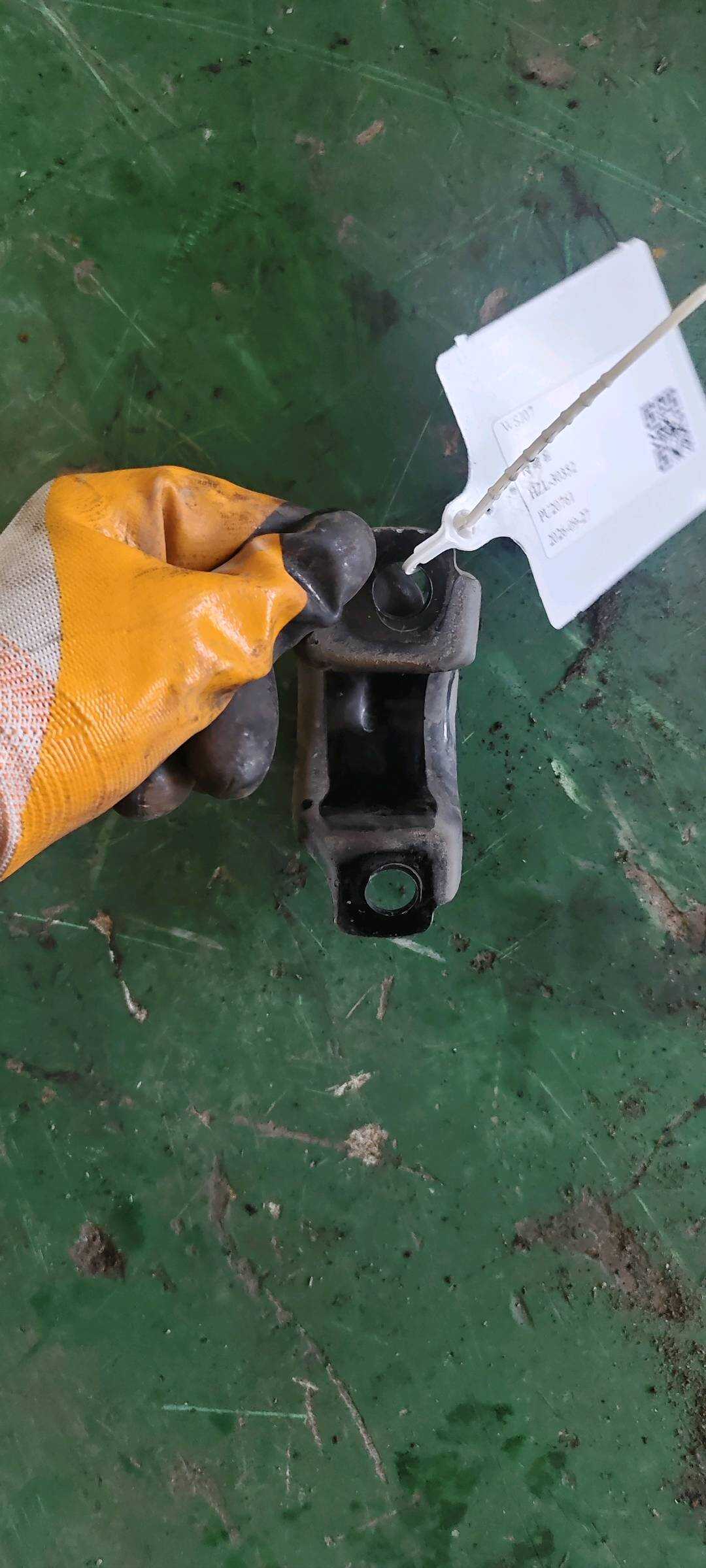 LR000476 Front Sway Bar Bracket, Left