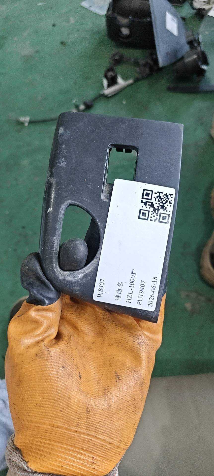 18D868537A 后门玻璃升降开关装饰板（左）