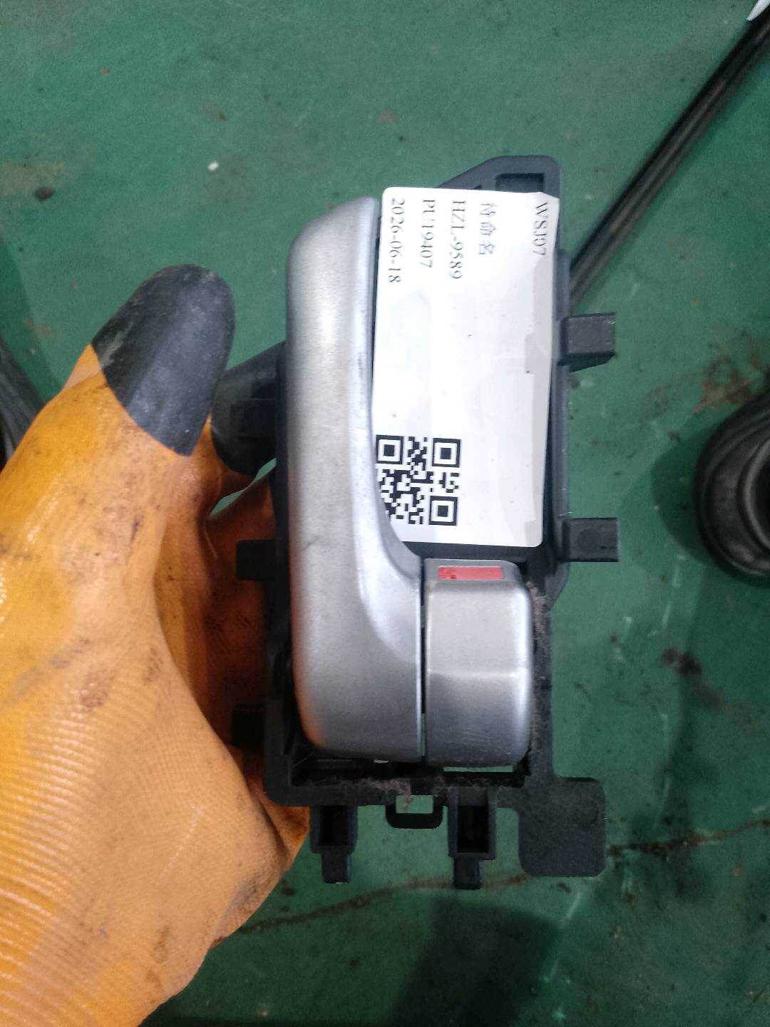826201X000W9 前门内拉手（右）