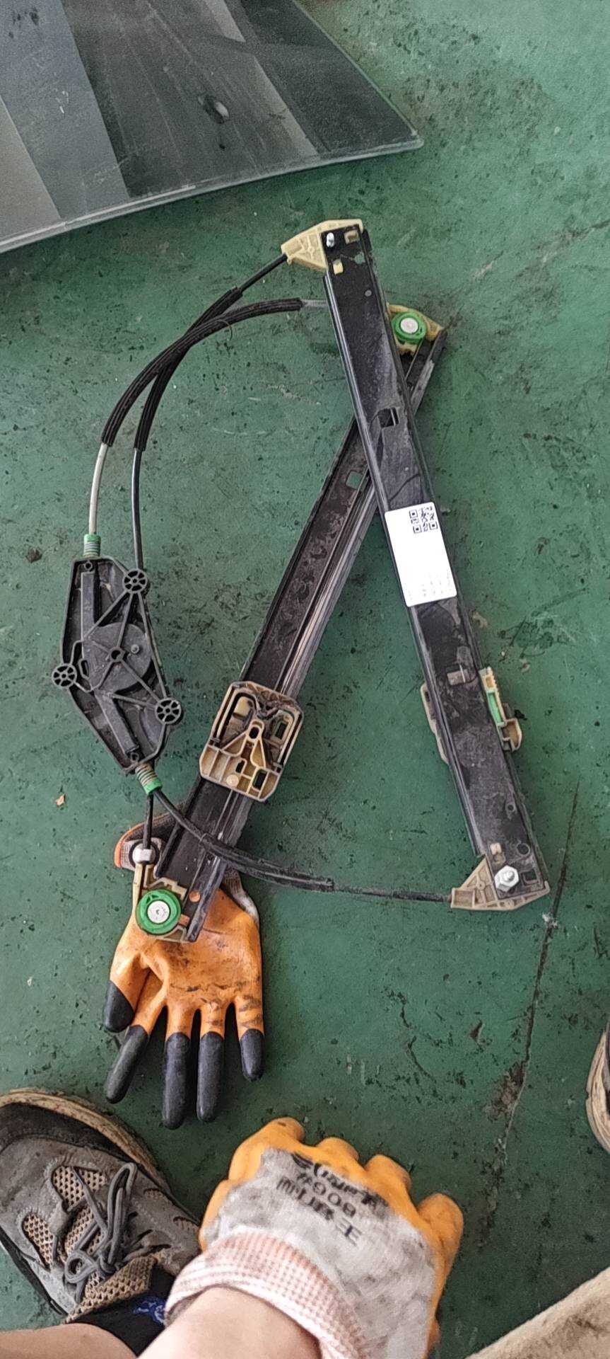 L8R0837461G 前门玻璃升降支架（左）