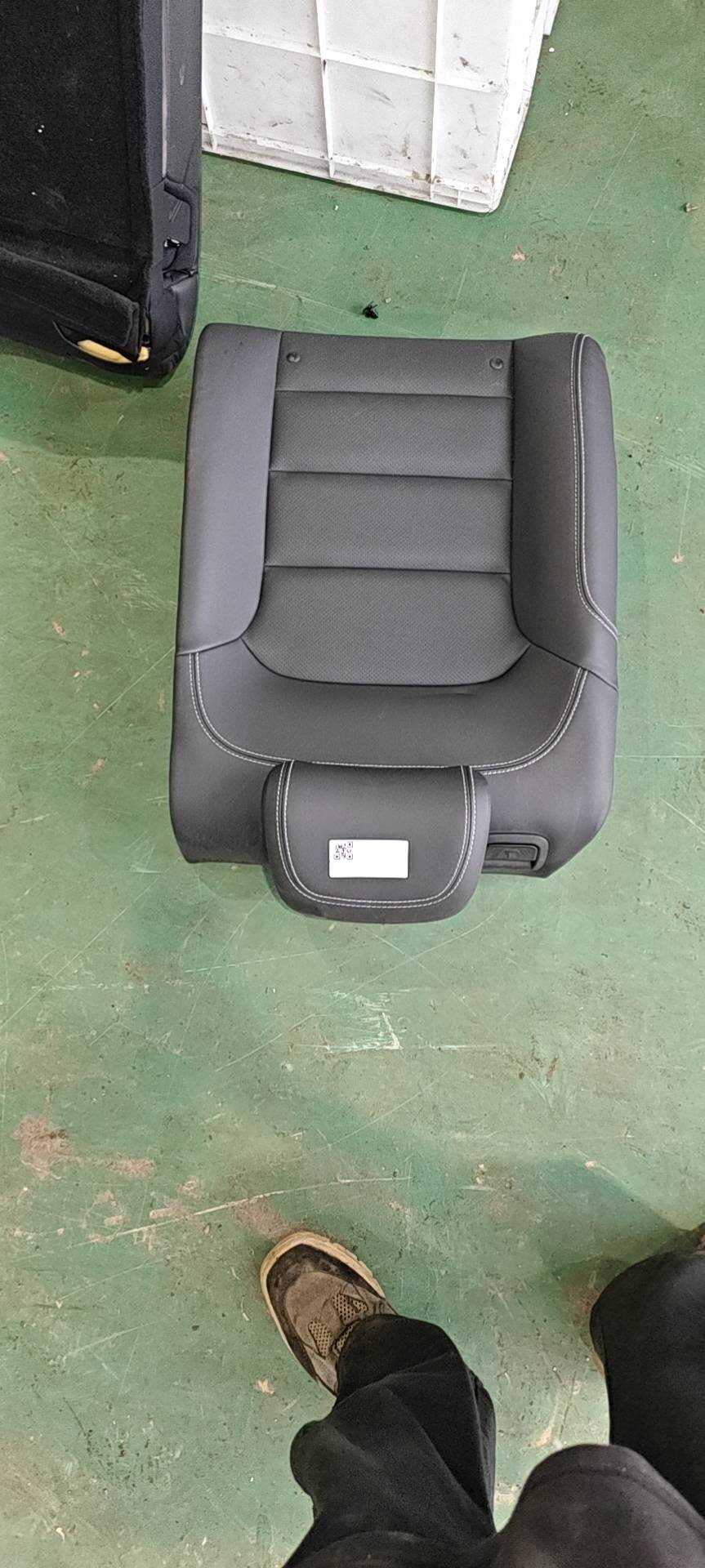 106802379951742 后排座椅右侧靠背总成