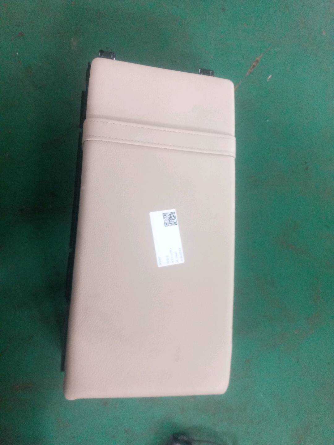 A22197001308L54 后座椅扶手(中)