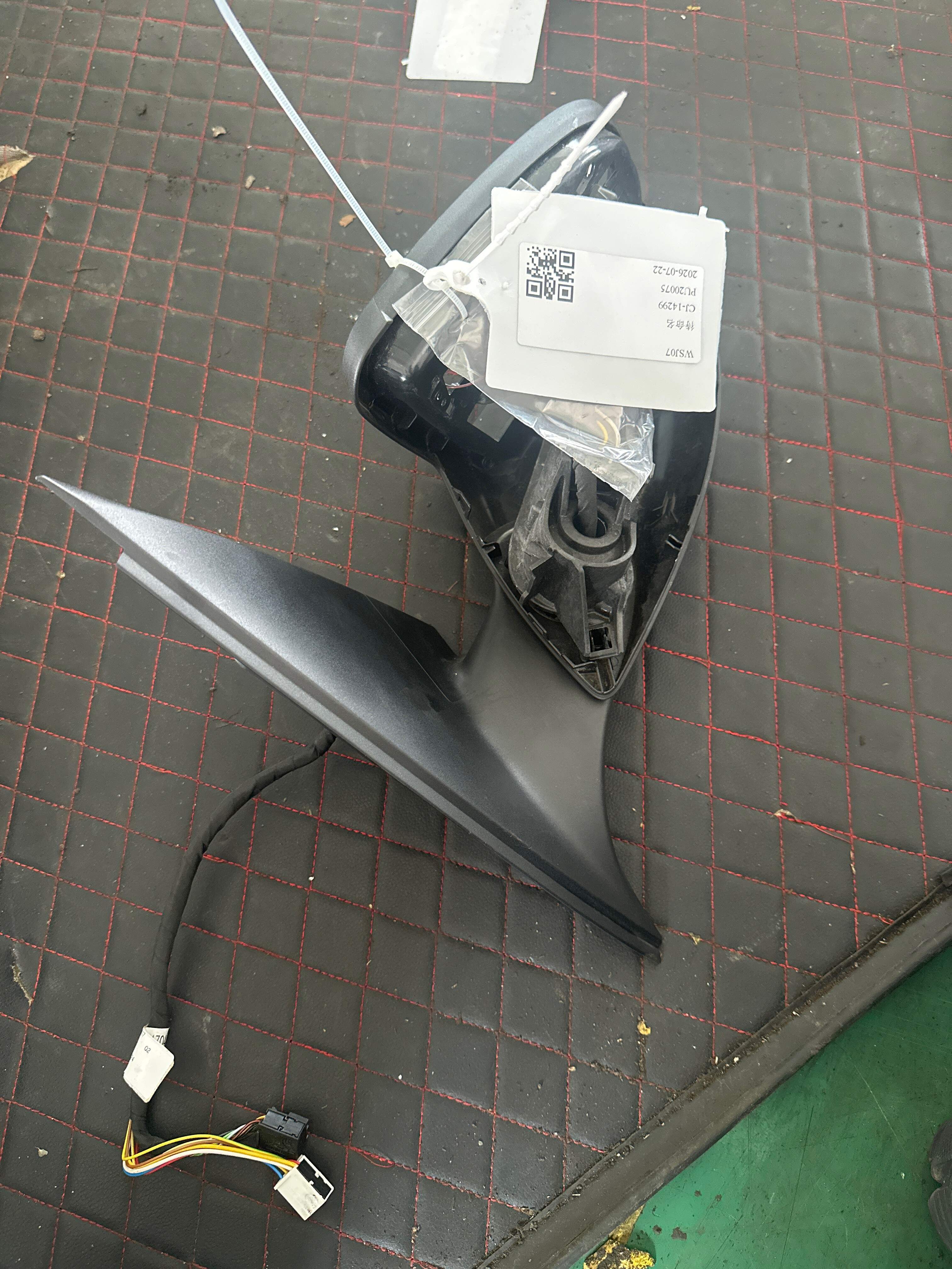 A2538101704 倒车镜固定座(左)