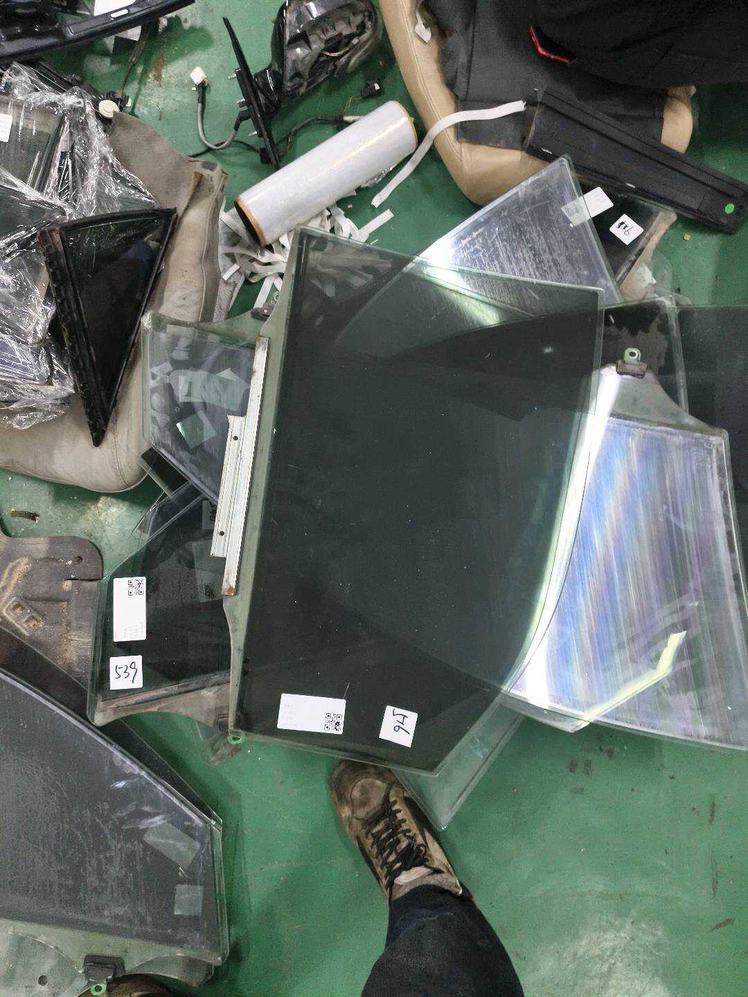 6811333100 右后车门玻璃分总成