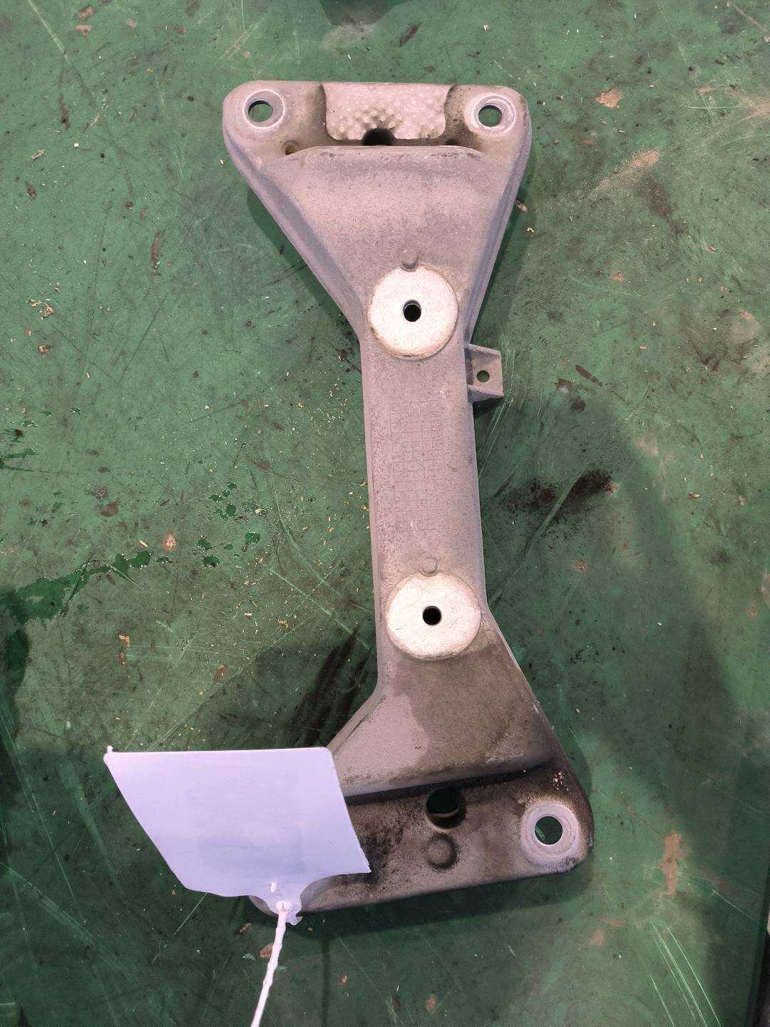 22326796605 变速器托梁