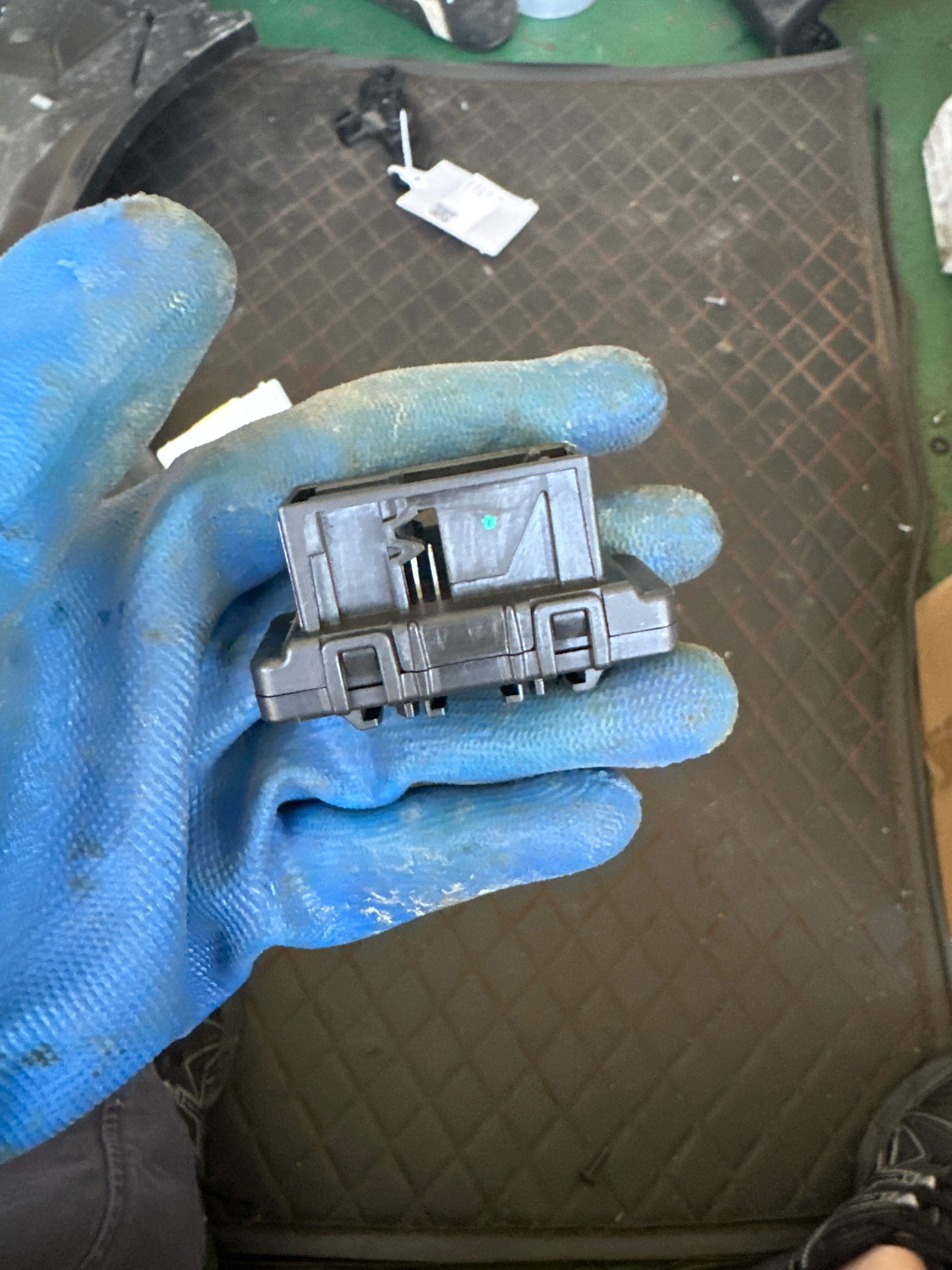 61136814611 Wiring Harness Connector Slot