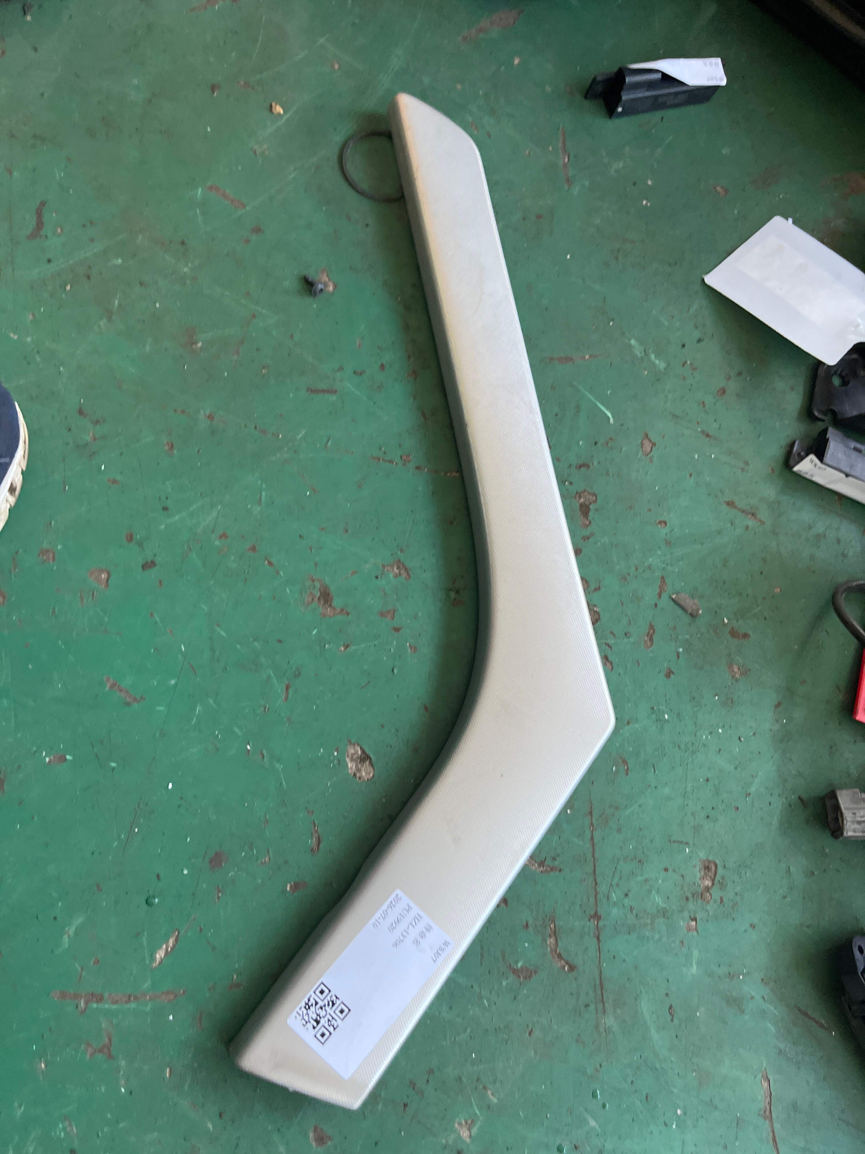 LR025623 Center Console Trim Strip, Left