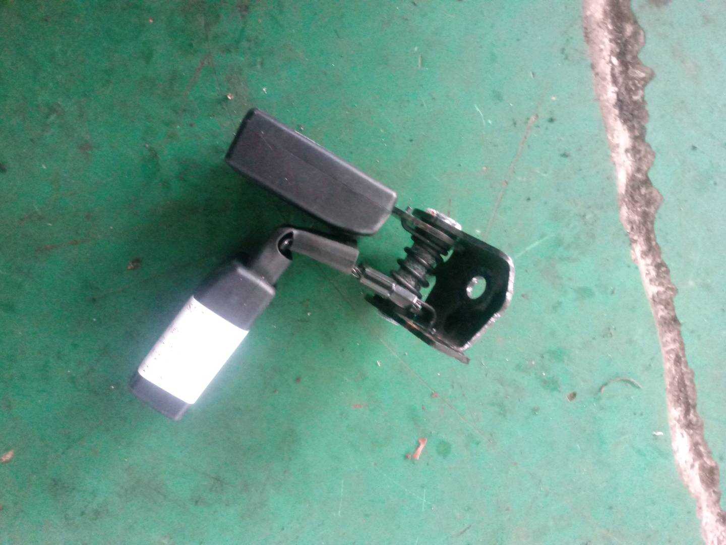 A17686002699051 后座椅安全带扣(中)