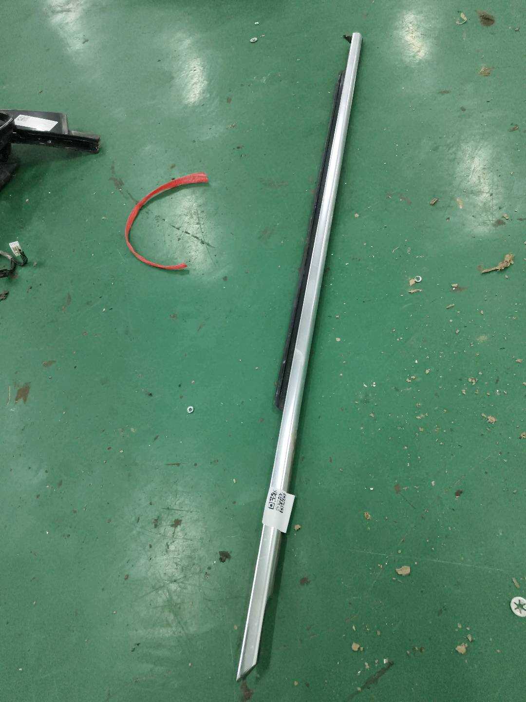 51337336958 Front Door Window Molding (Right Outer)