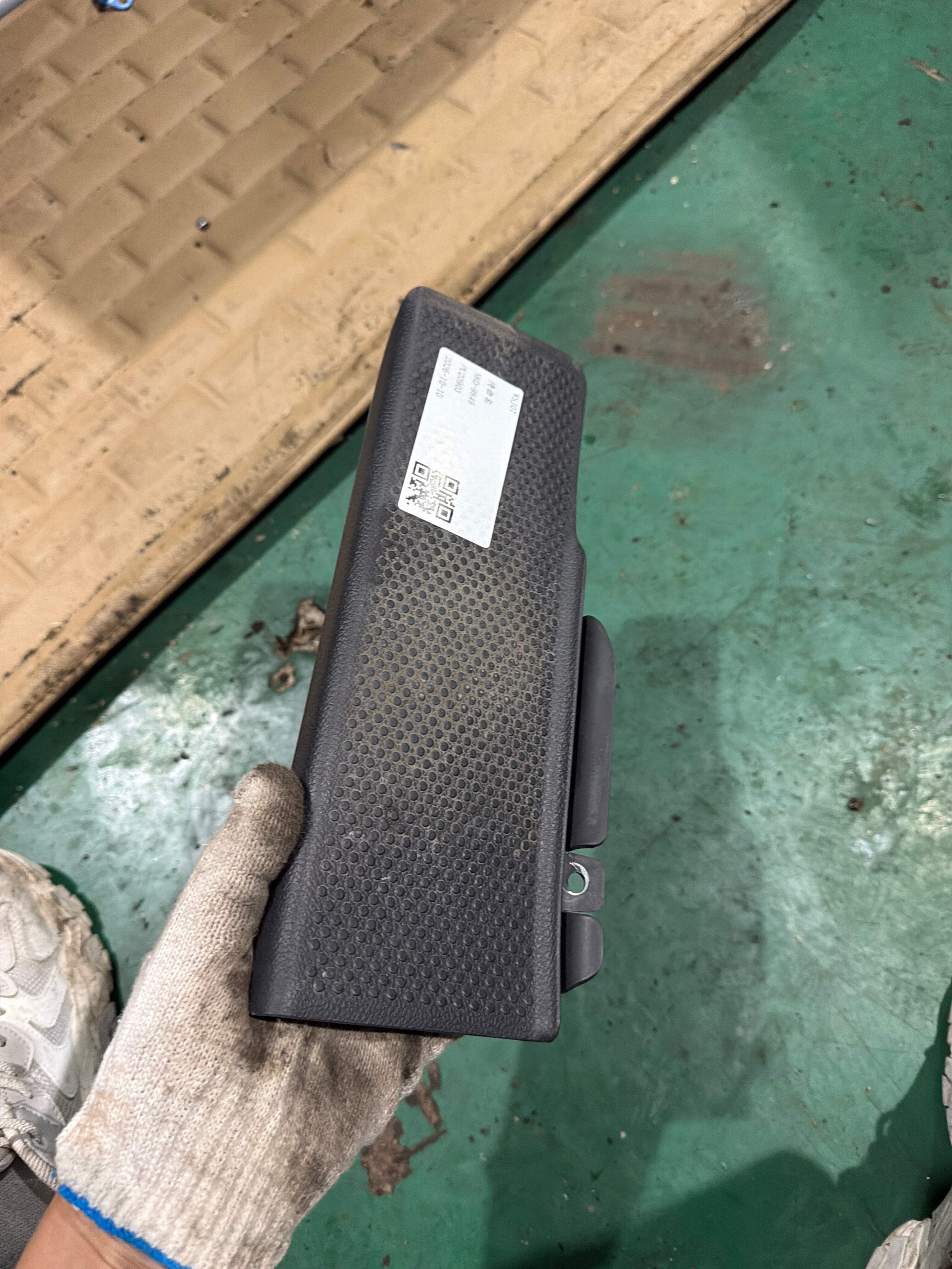 1K1864777B 踏脚板盖板