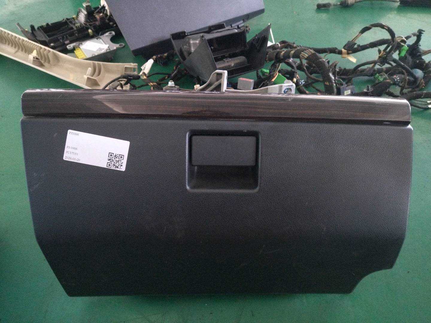 LR023583 Dashboard Glove Box
