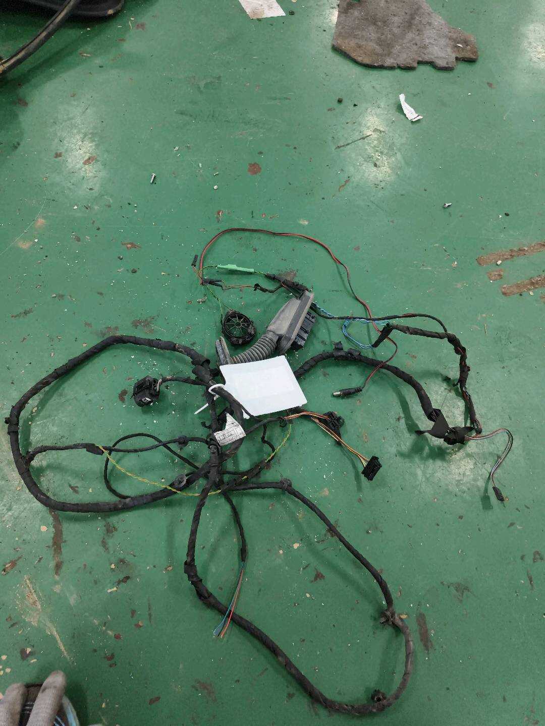 61129237087 Front Door Wiring Harness, Right