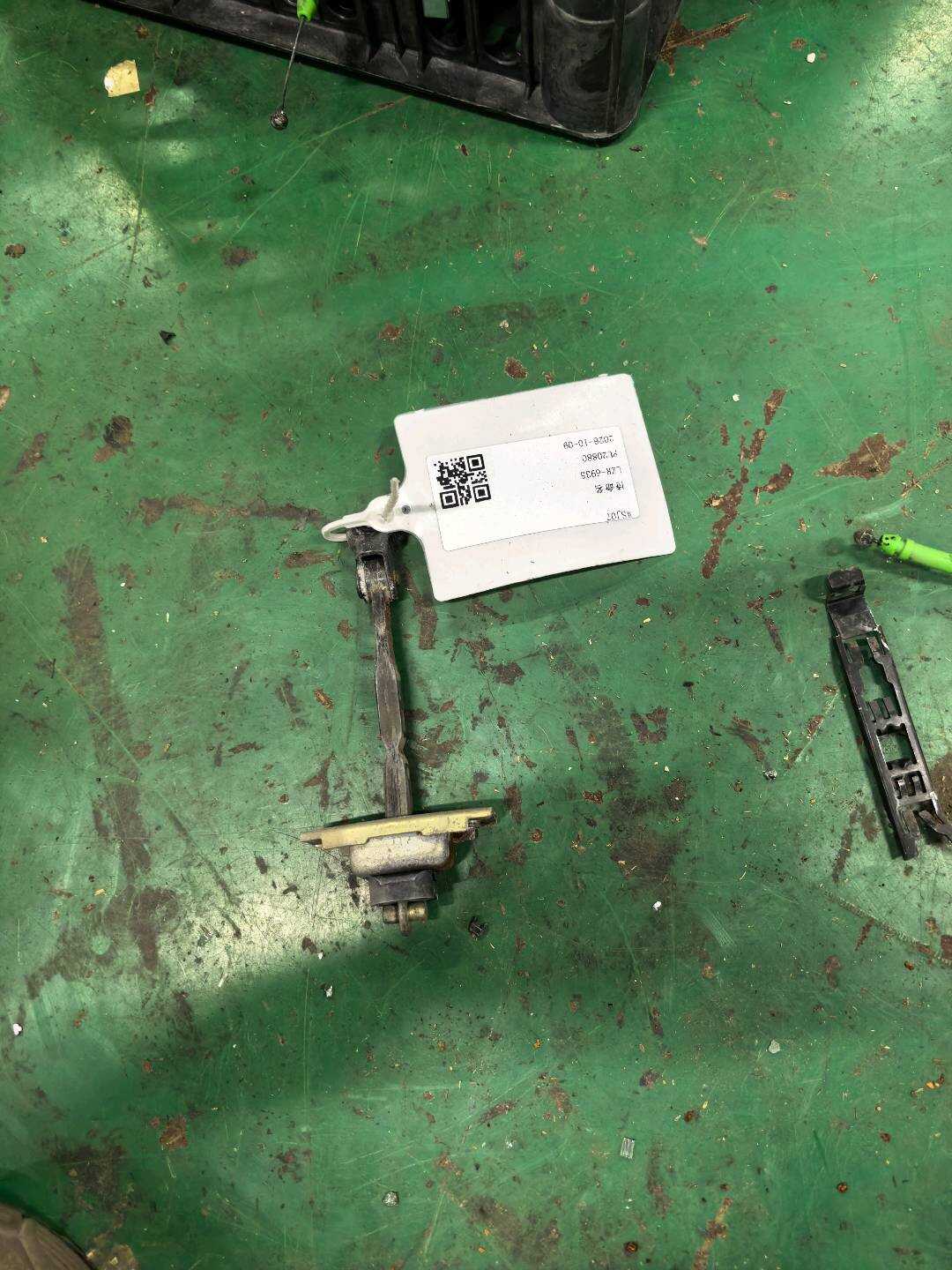 6863033050 右后车门开度限位器总成