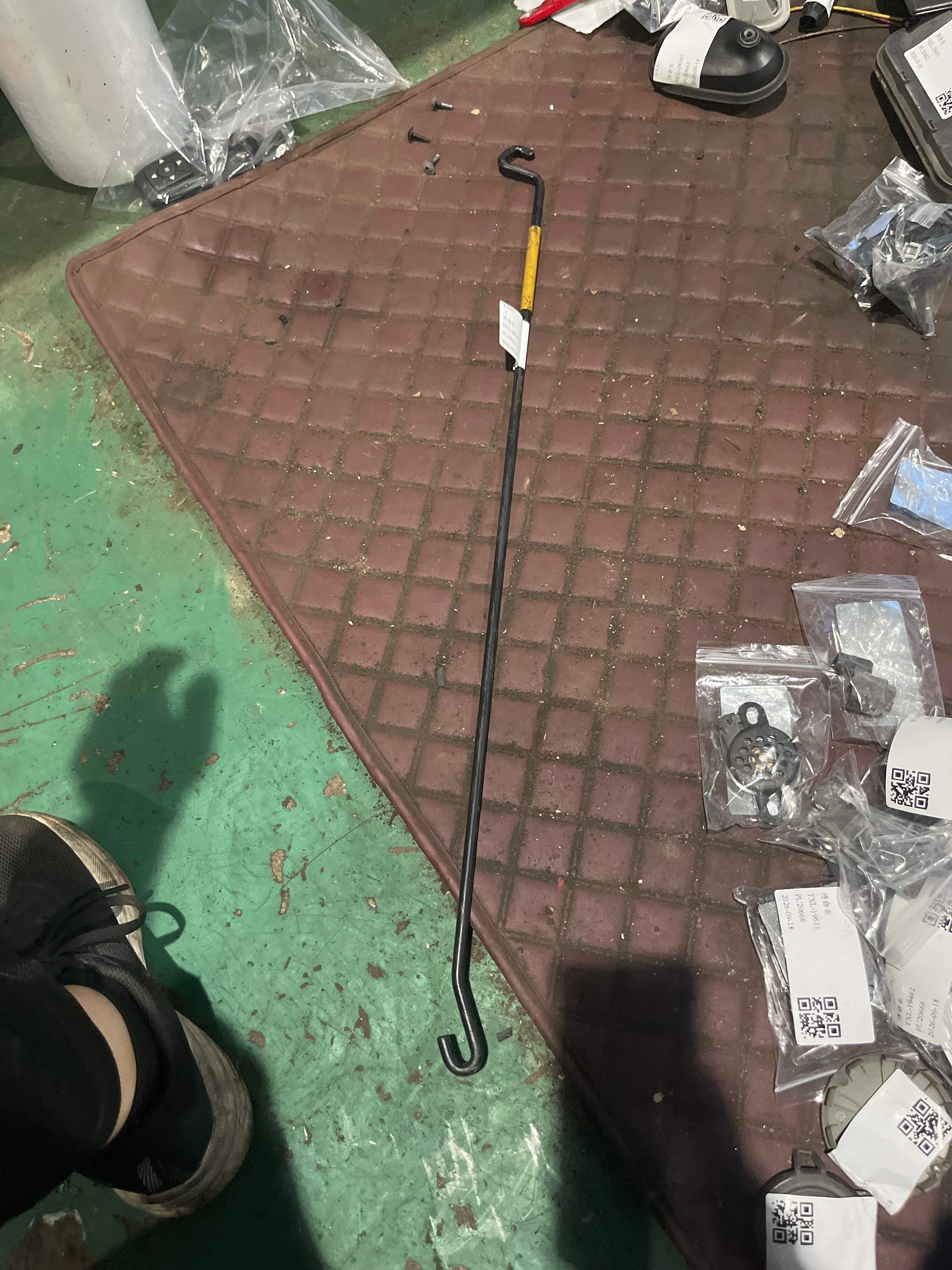 A1698870272 前机盖撑杆