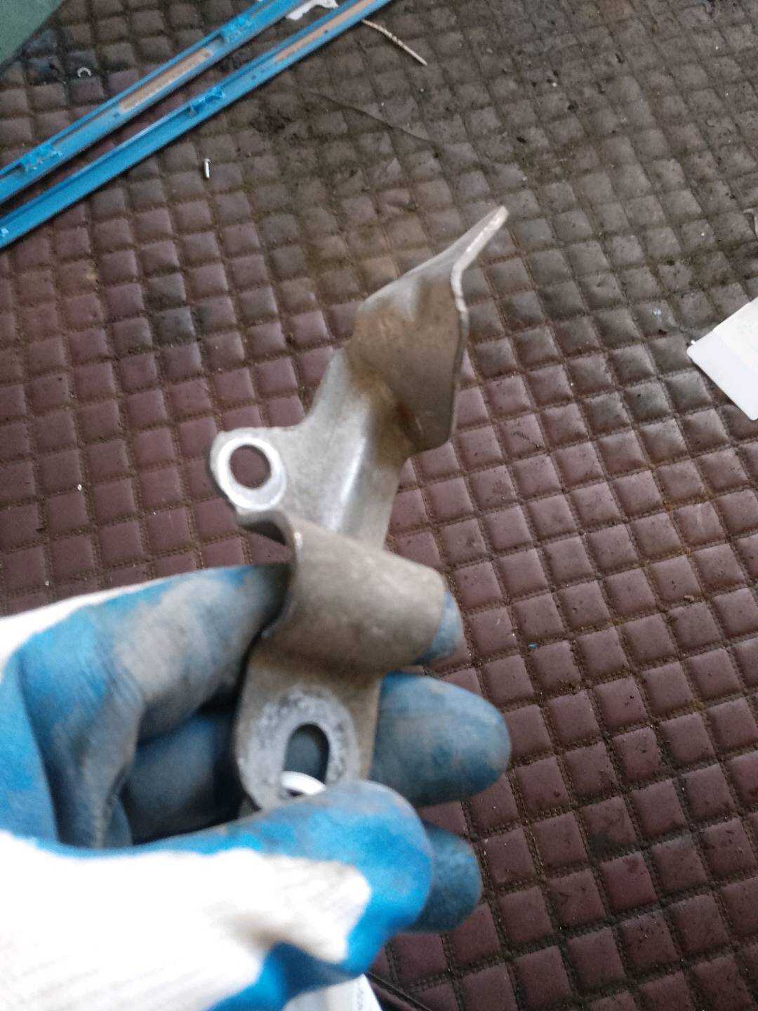 64219343668 冷凝器支架