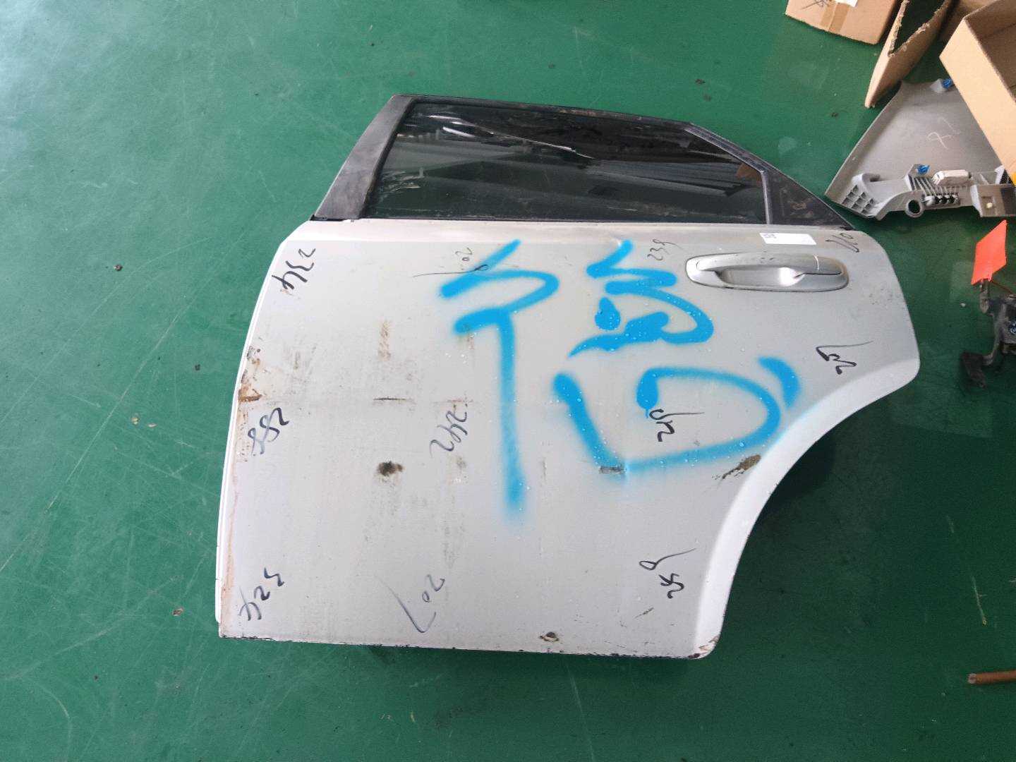 DY90765518 后门壳（左）