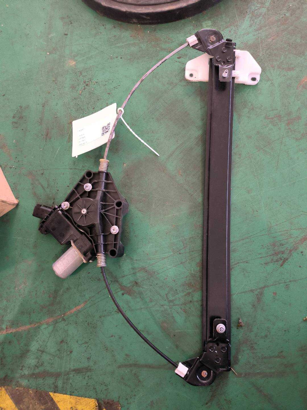 P0007953AE 后门玻璃升降导轨 - 左