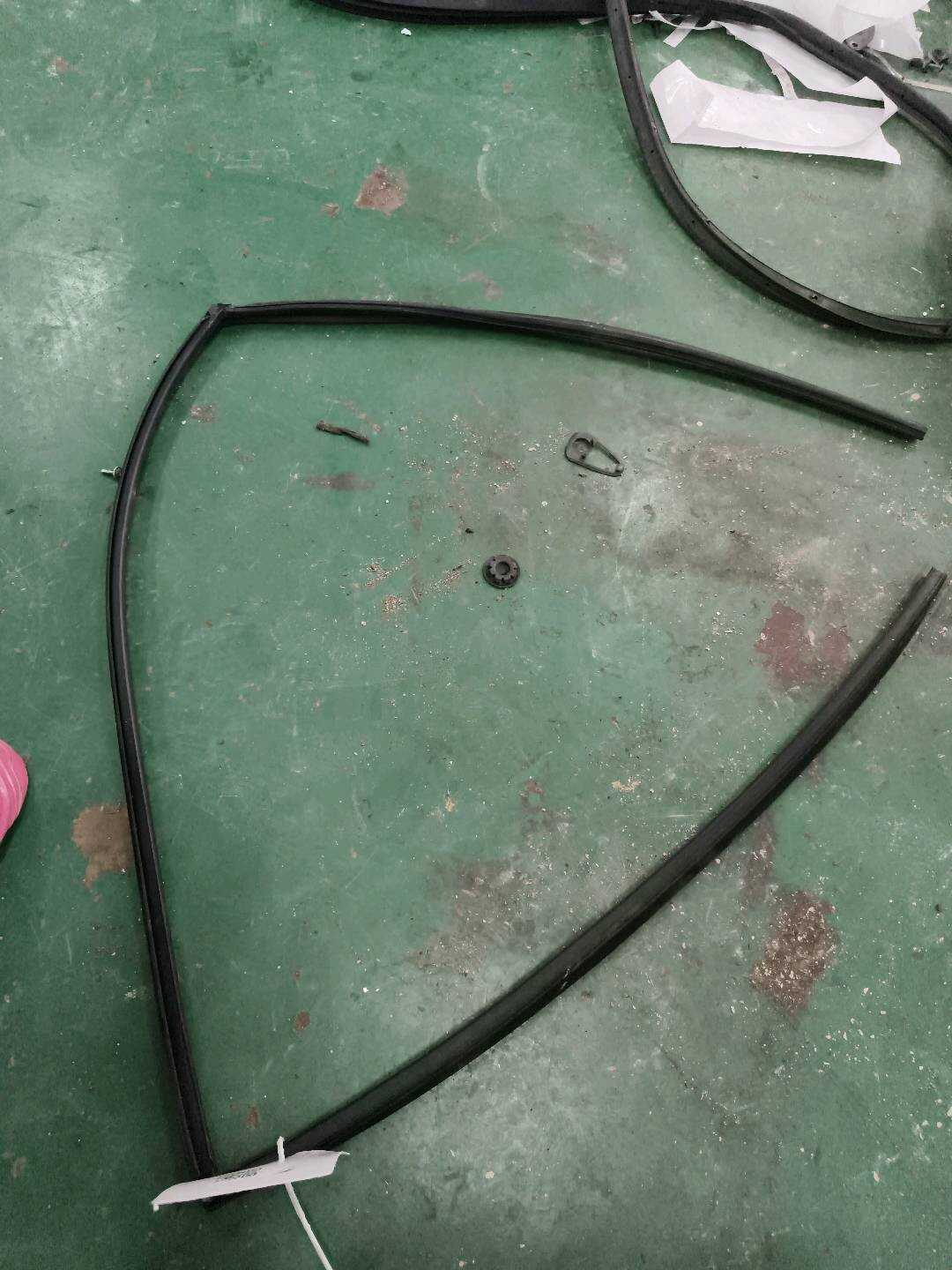 6814212260 后门三角窗玻璃（右）