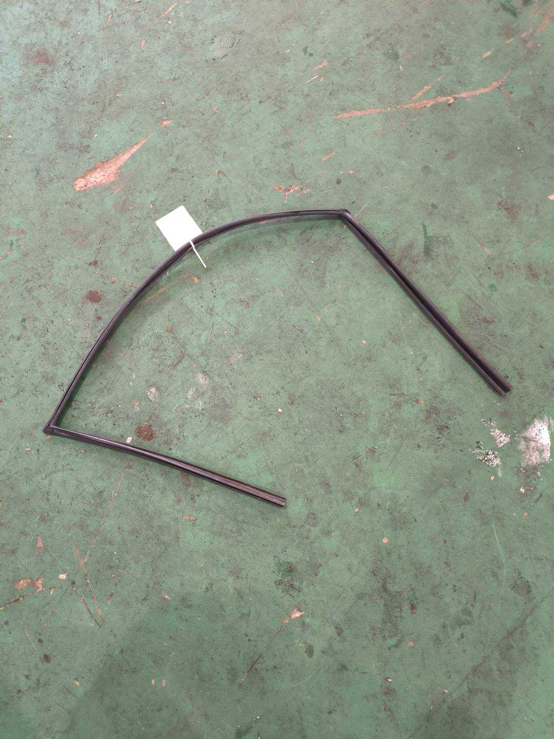 1018061704 左前车门玻璃导槽