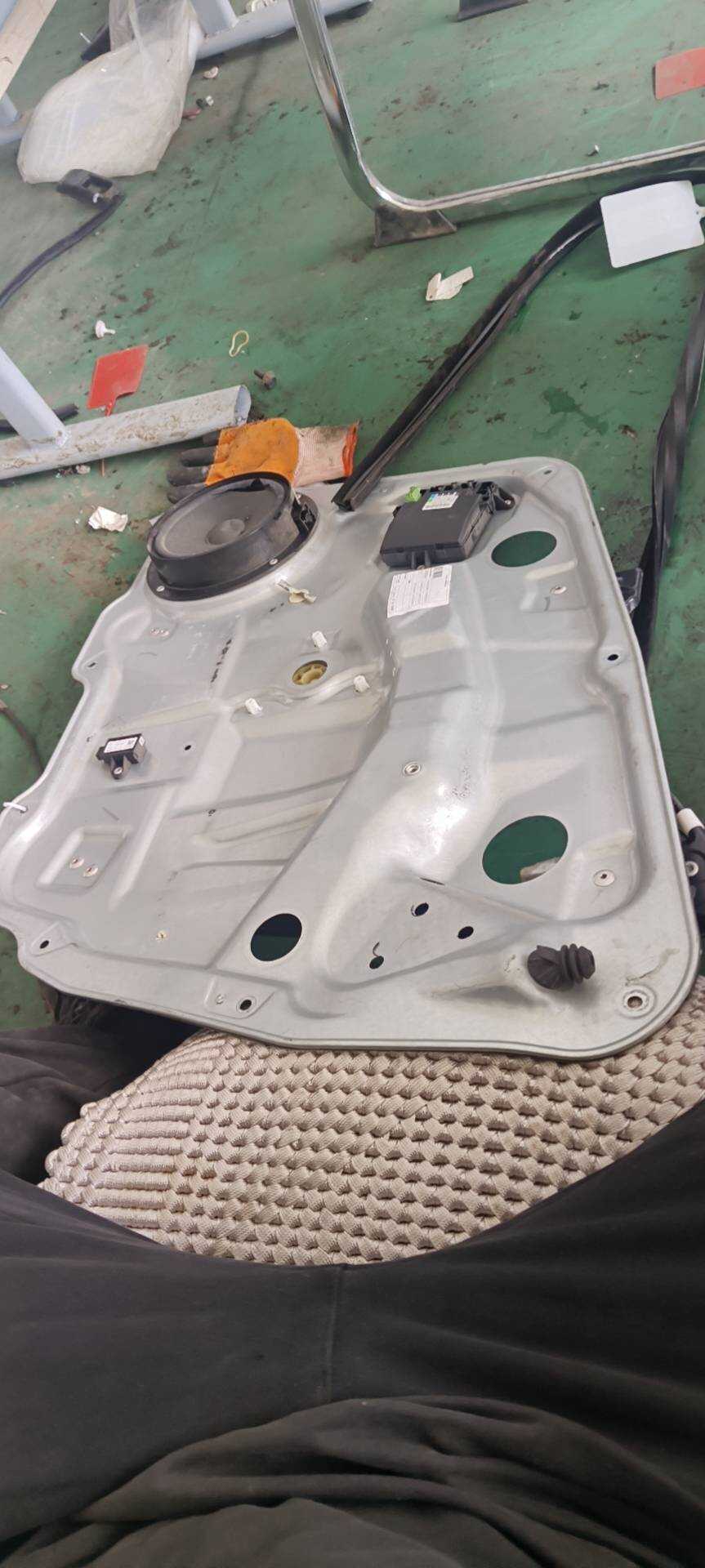 A1647201679 Front Door Window Regulator Bracket, Right