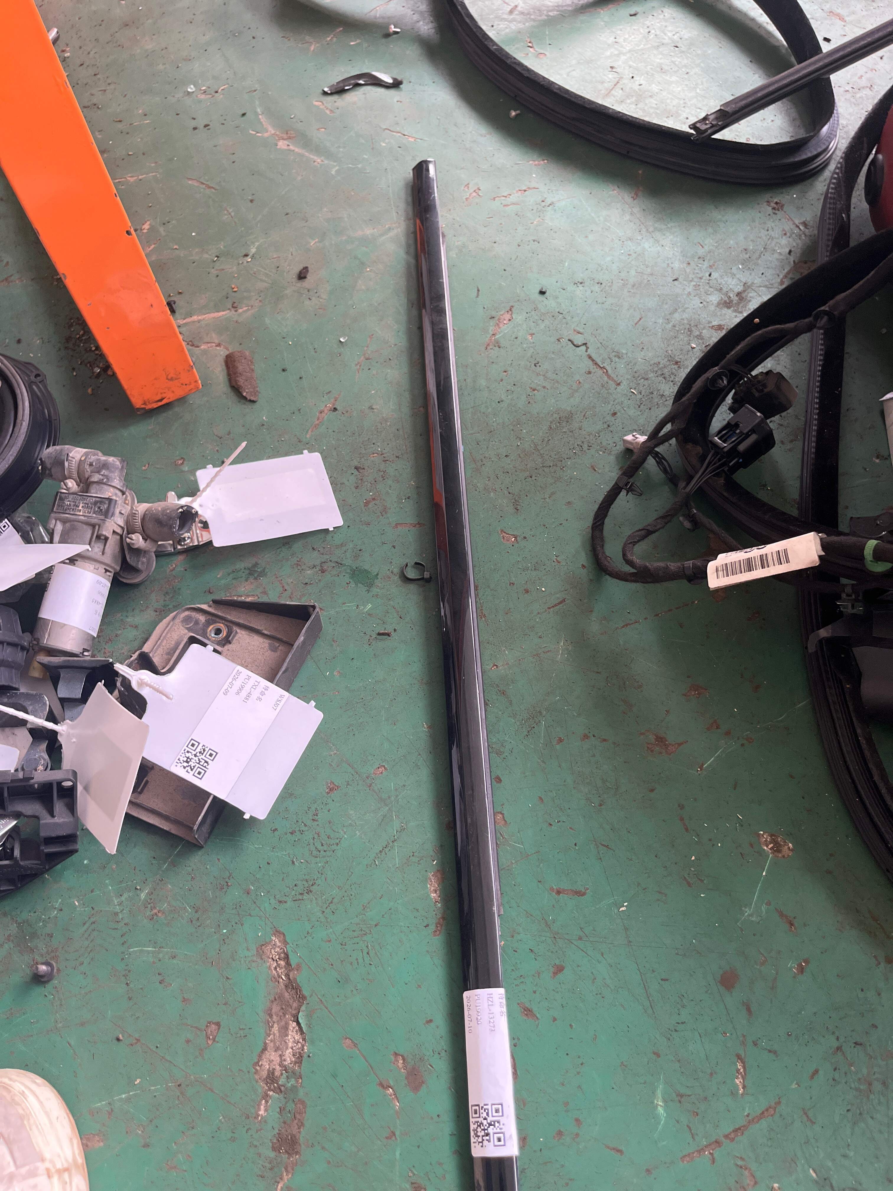 LR048559 Rear Door Window Molding (Right Outer)