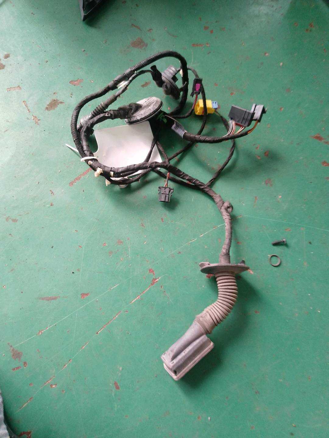 8T8971029N 前门线束(左)