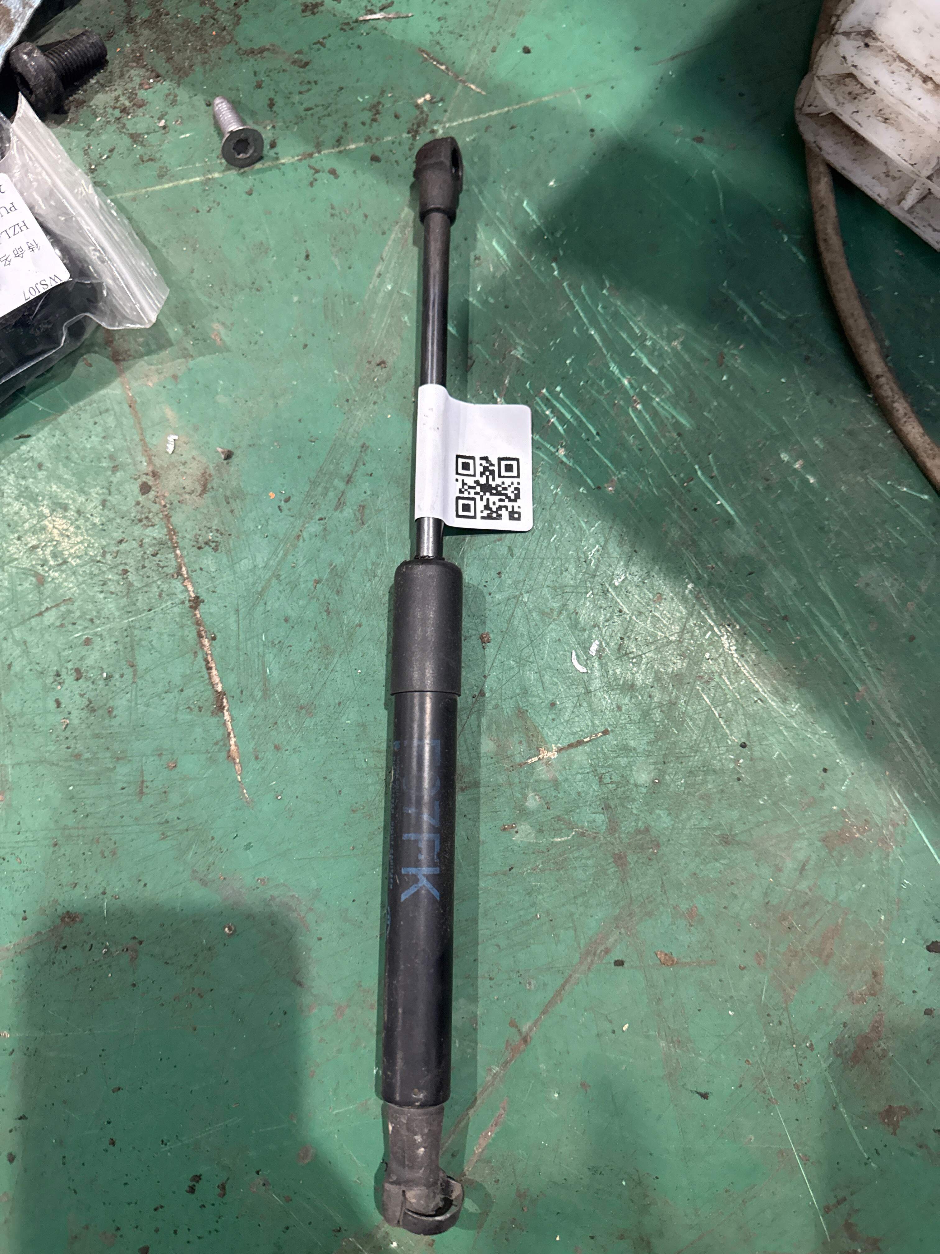 51237200197 前机盖撑杆