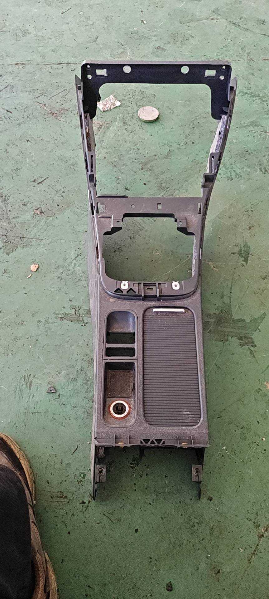 7N1863243A Center Console