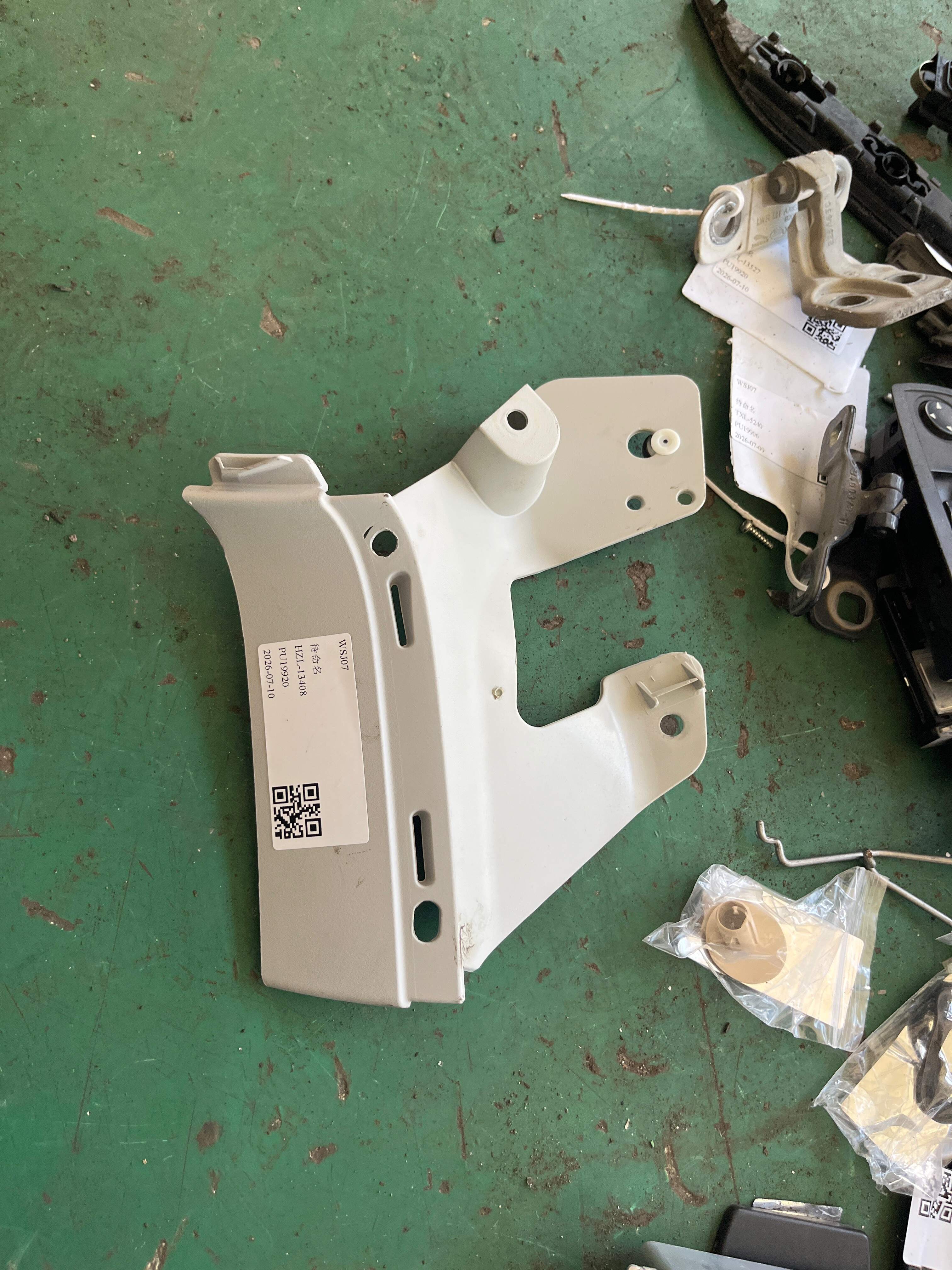 LR032609 D-Pillar Inner Trim (Upper Left)