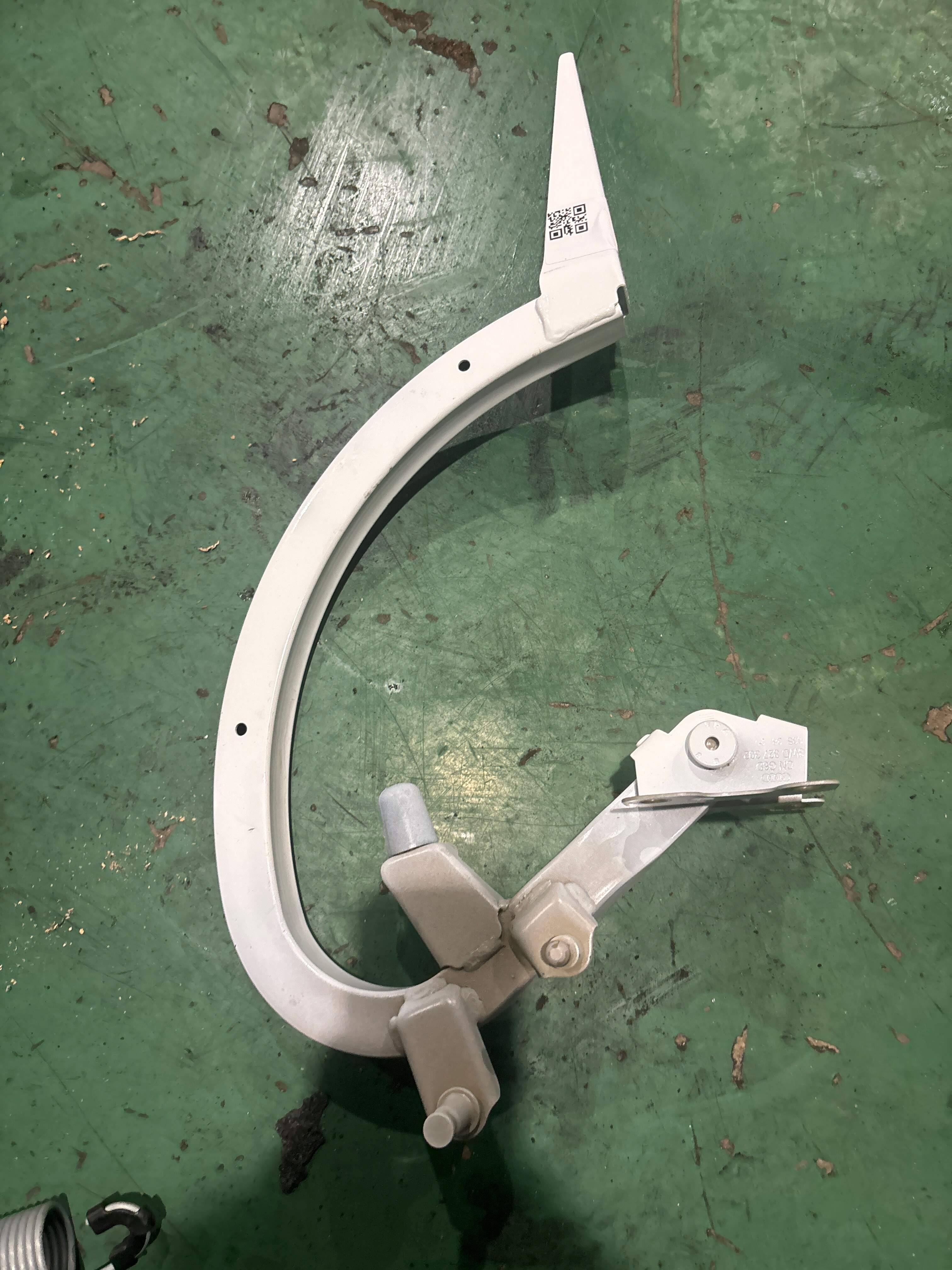L8W5827302A 尾盖铰链(右)