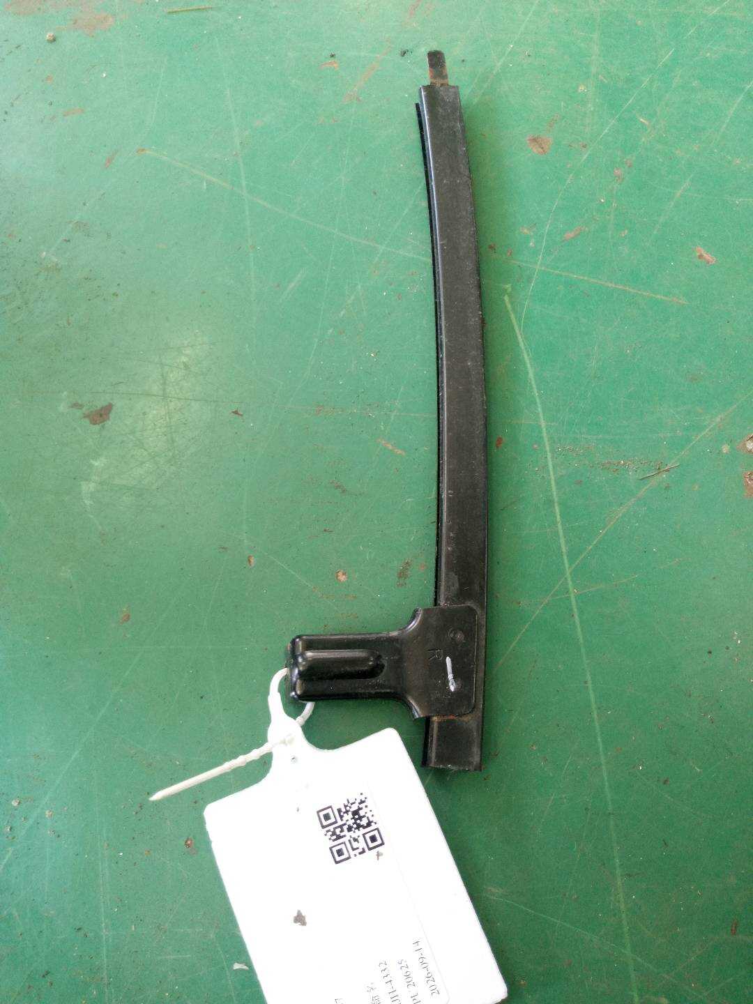 SC6101919 Front Right Door Rear Sliding Rail Assembly
