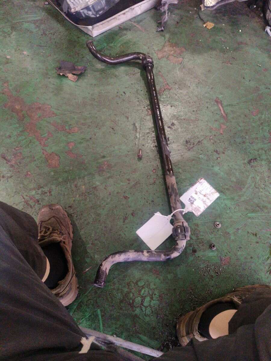 8E0411309D Front Sway Bar