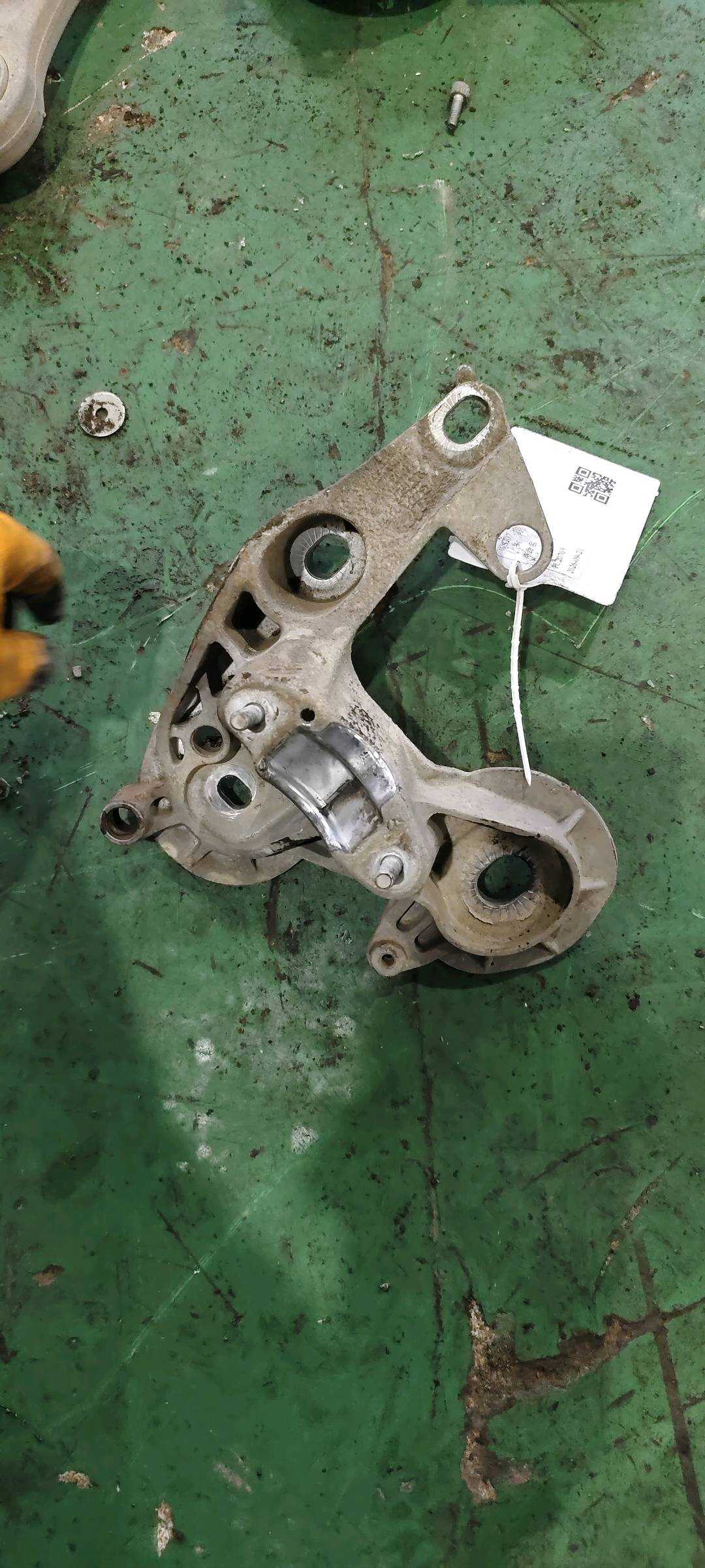 L4FD199351 Engine Mount Bracket, Left