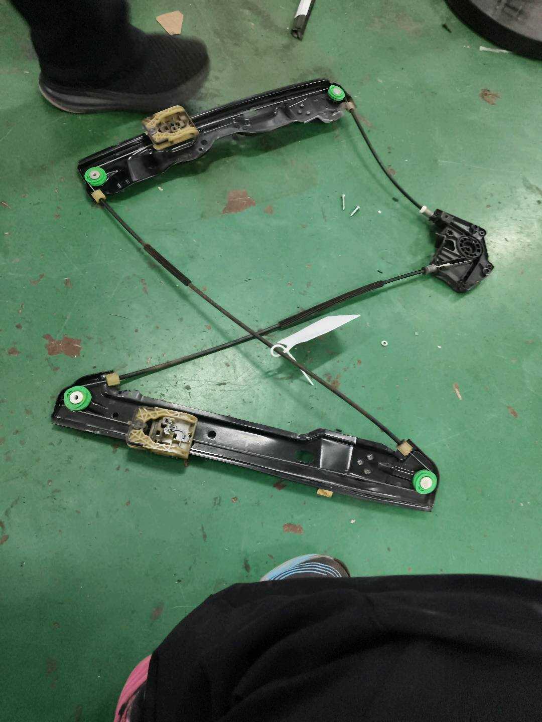 LR027350 Front Door Window Regulator Assembly, Right