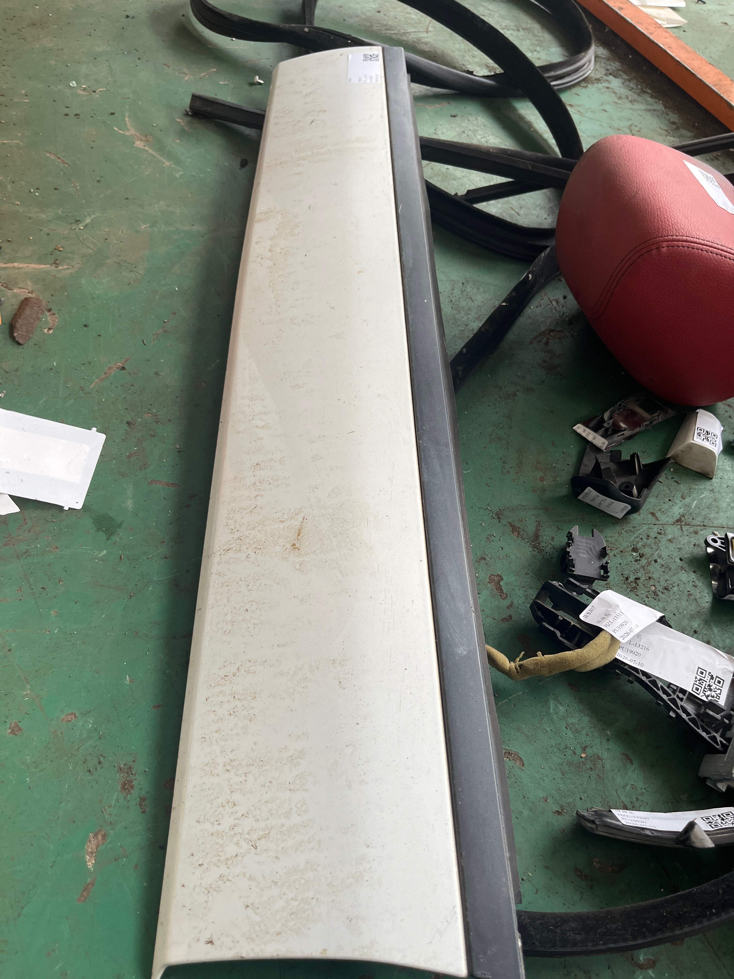 LR044666 Front Door Trim Strip, Right