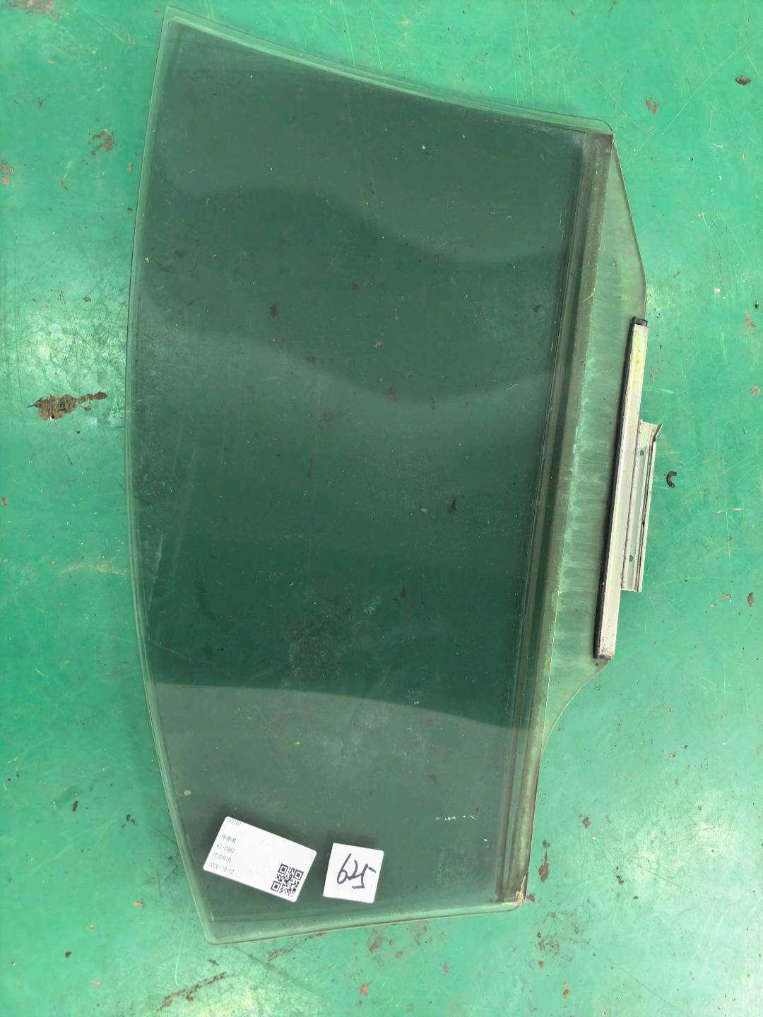 6811433160 后门玻璃（左）