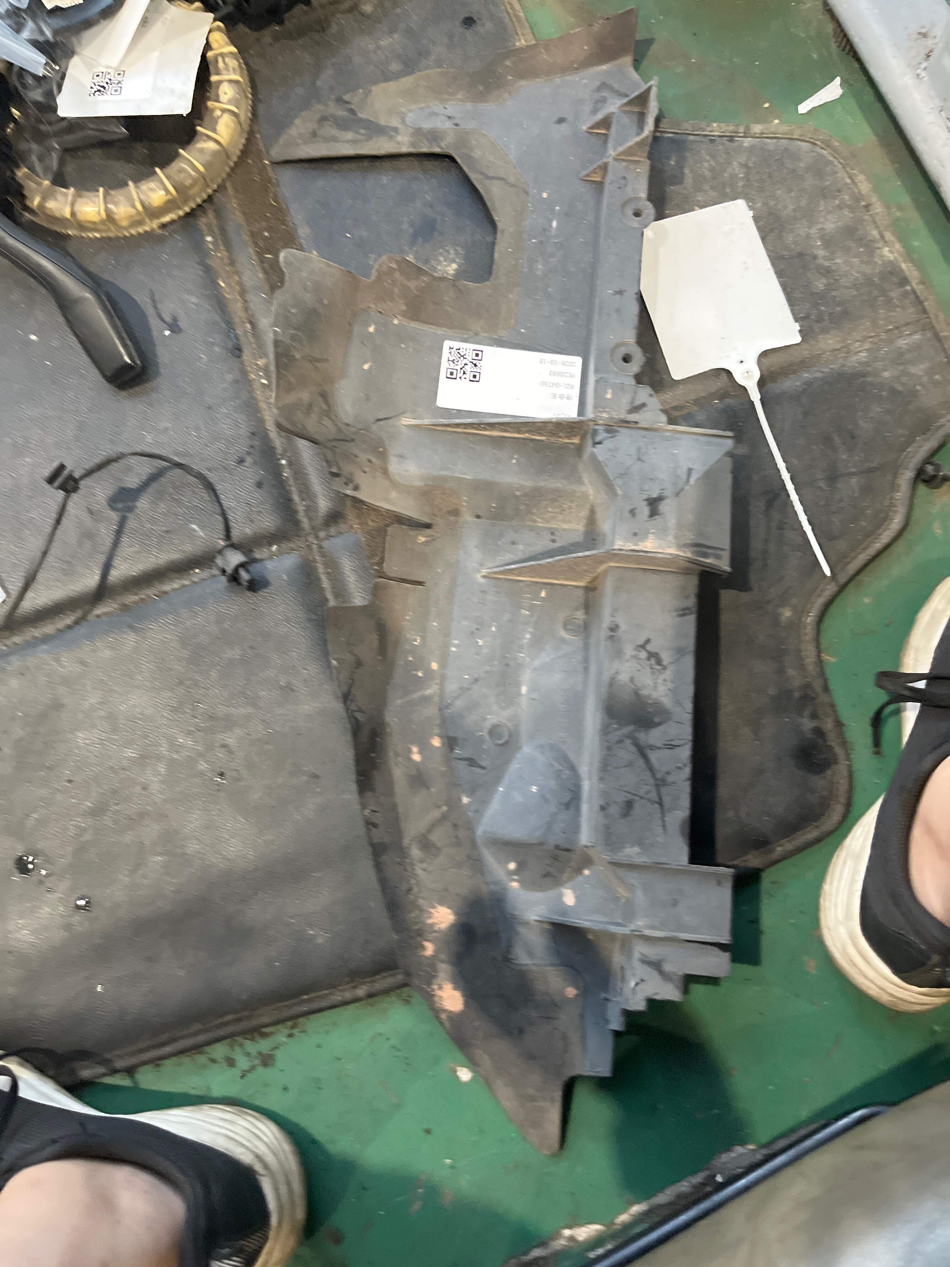 4L0121283 Radiator Side Air Deflector, Left