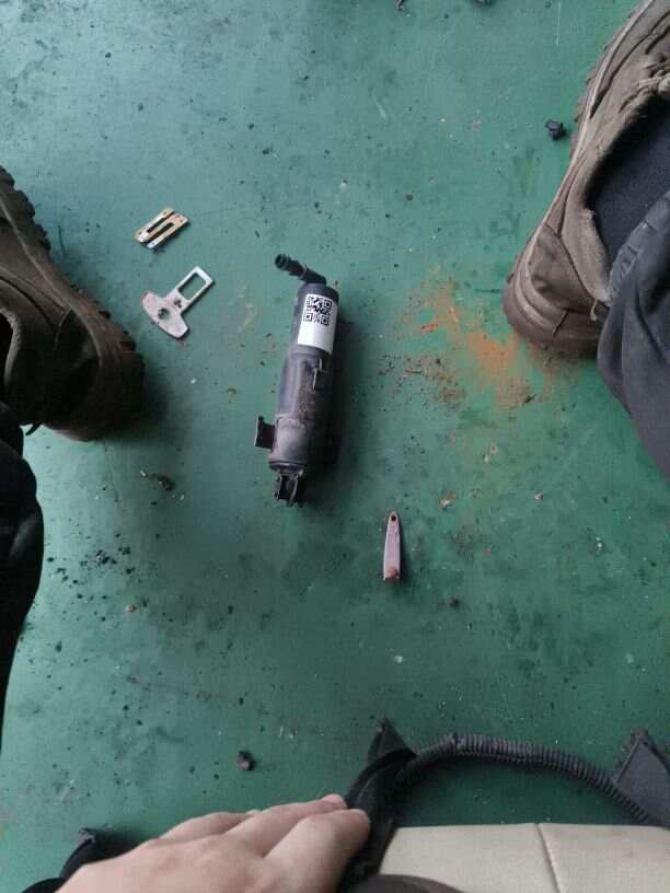 61677283213 Front Headlight Washer Nozzle, Left