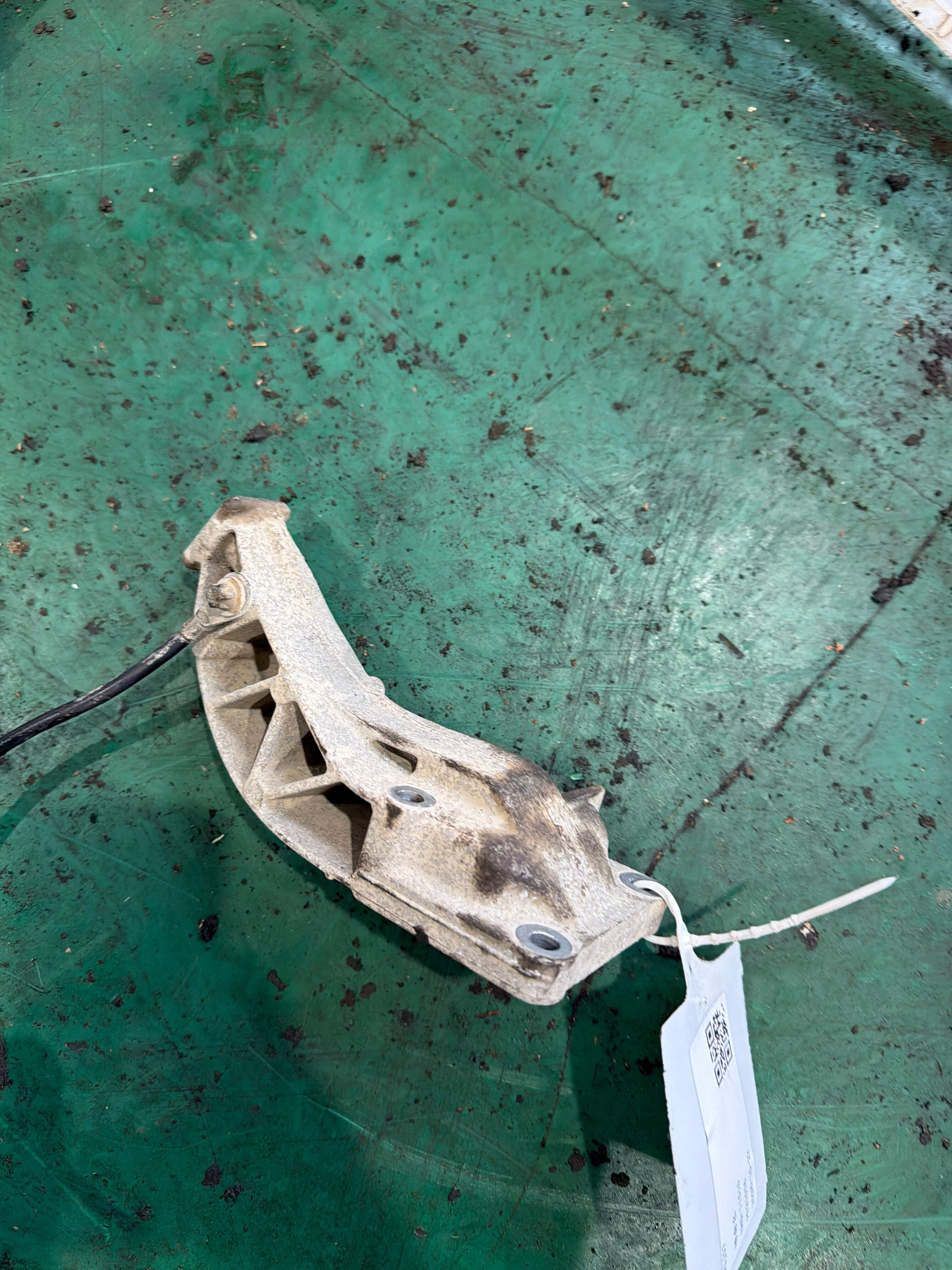 A2662230704 Engine Bracket, Right