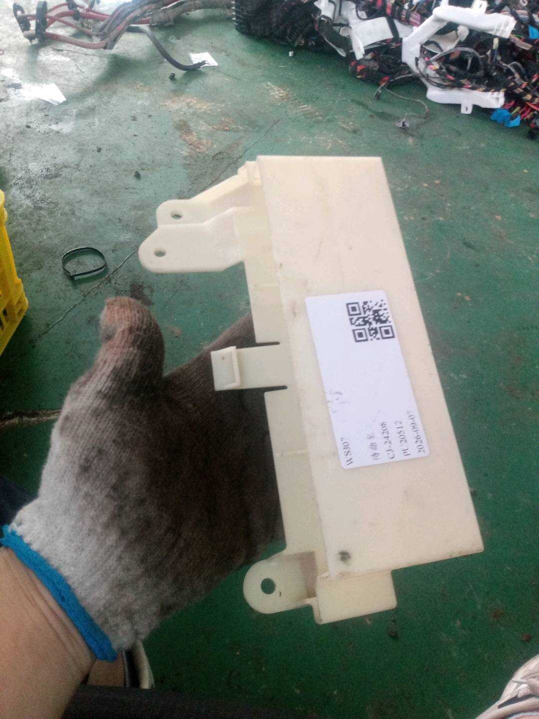 61357498252 后行李箱盖提升装置支架